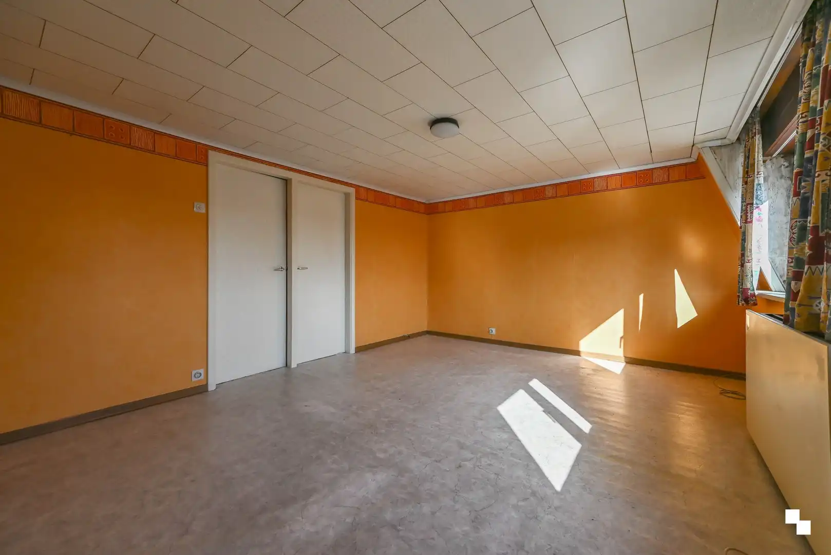 Totaal te renoveren woning met riante garage te Bosmolens foto 15