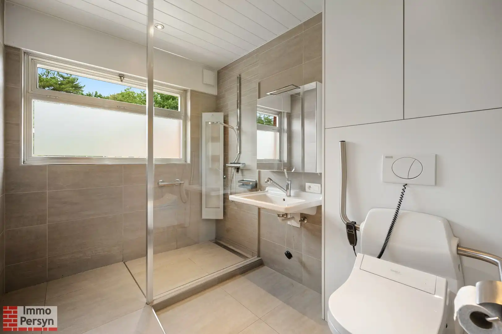 Vrijstaande bungalow met bijgebouw op een riant perceel foto 13