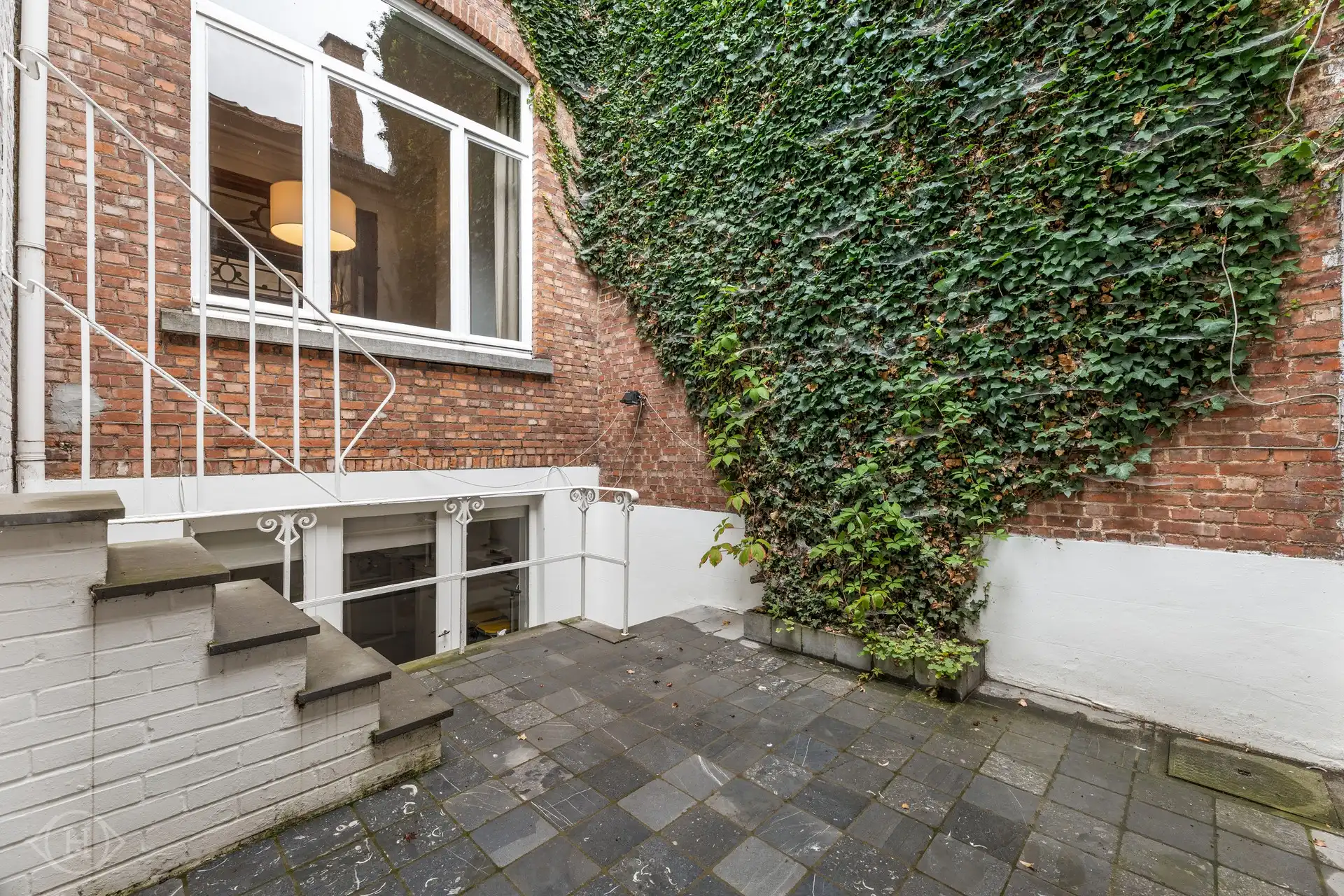 Herenhuis met vergunning voor 3 app. (+ twee garageboxen) foto 10