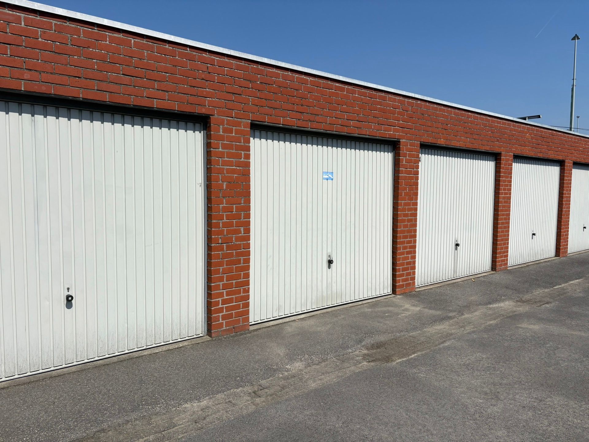 Centraal gelegen afgesloten garagebox foto {{pictureIndex}}