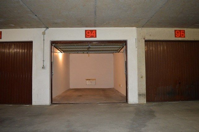Afgesloten garagebox met makkelijke inrit foto {{pictureIndex}}