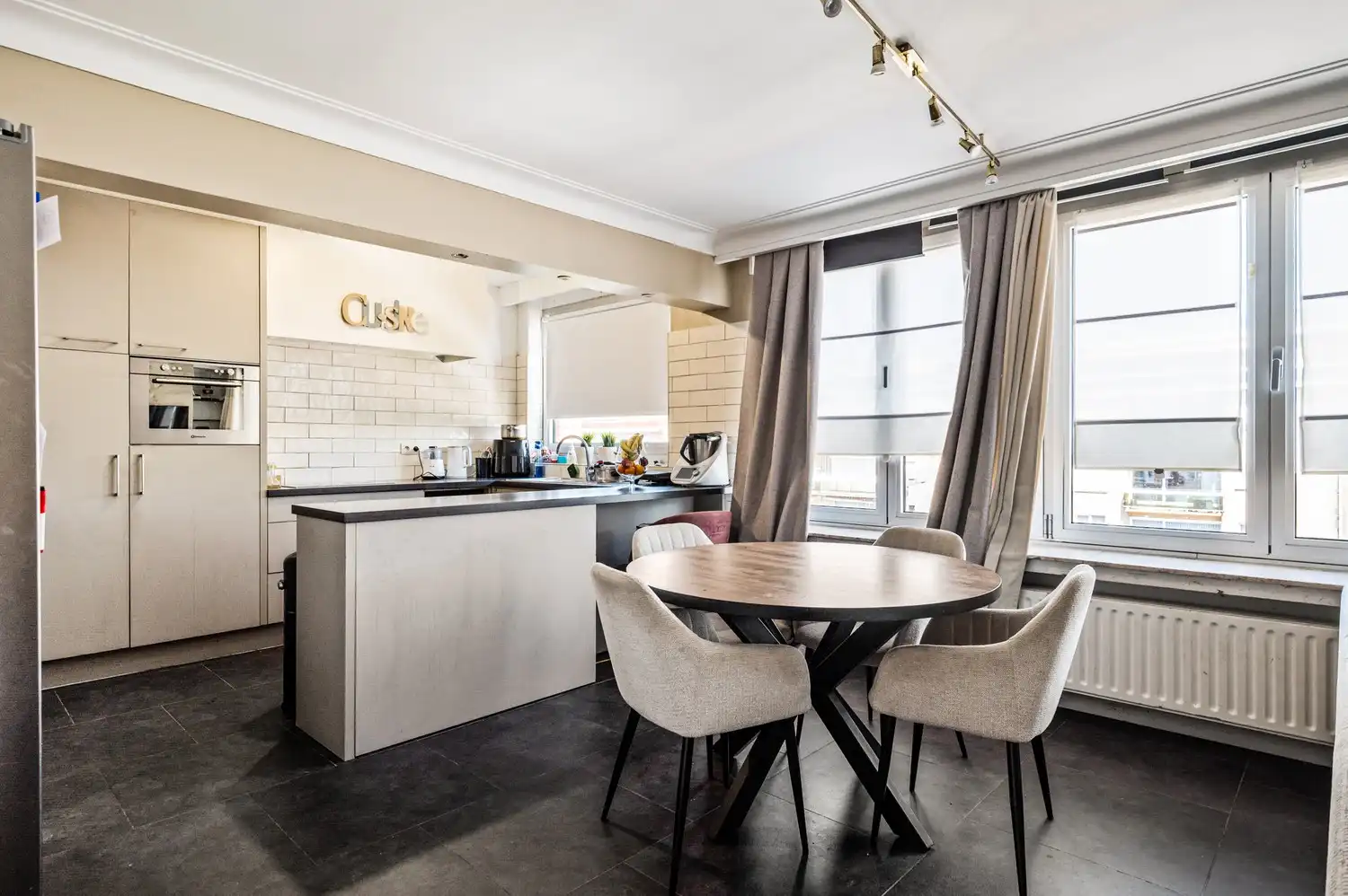 Ruim hoekappartement met veel lichtinval en autostaanplaats! foto 8