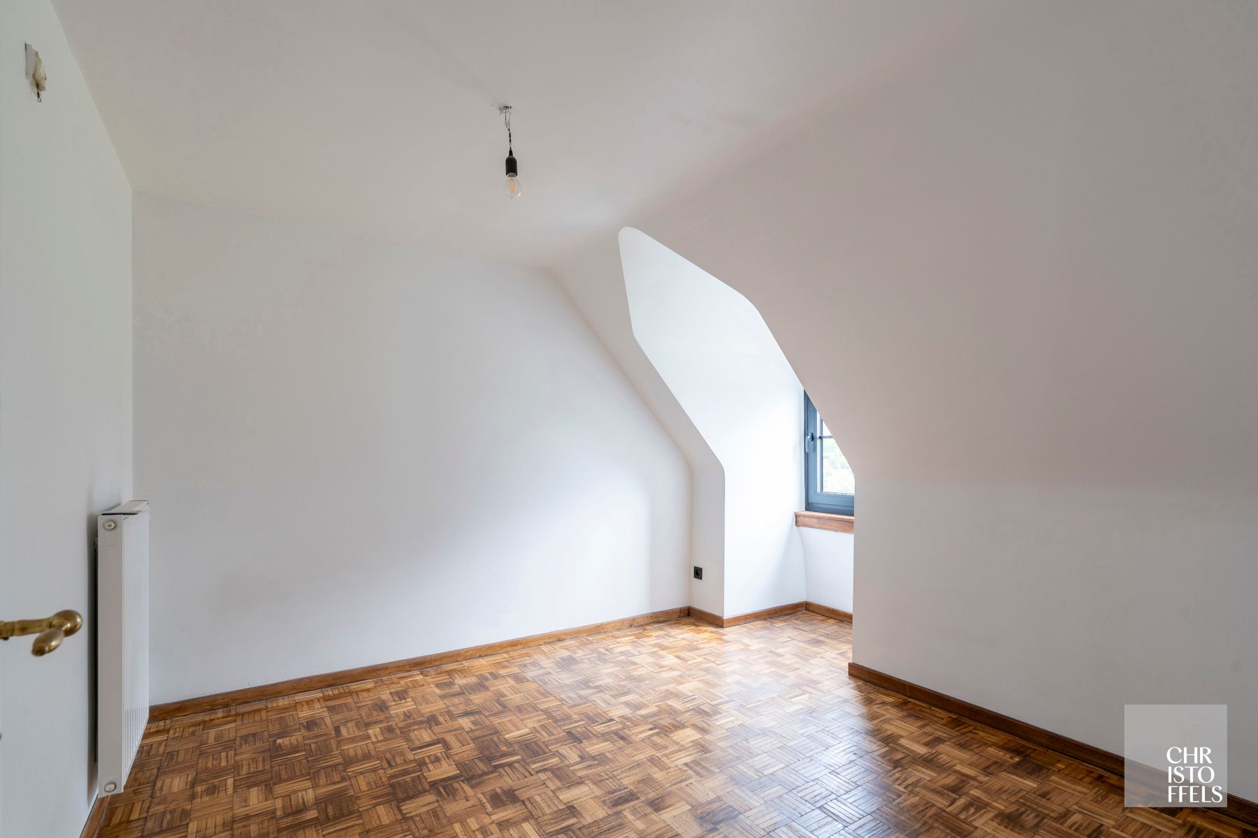 Instapklare, karaktervolle woning met eventuele praktijkruimte (229m²) te Genk!  foto 18