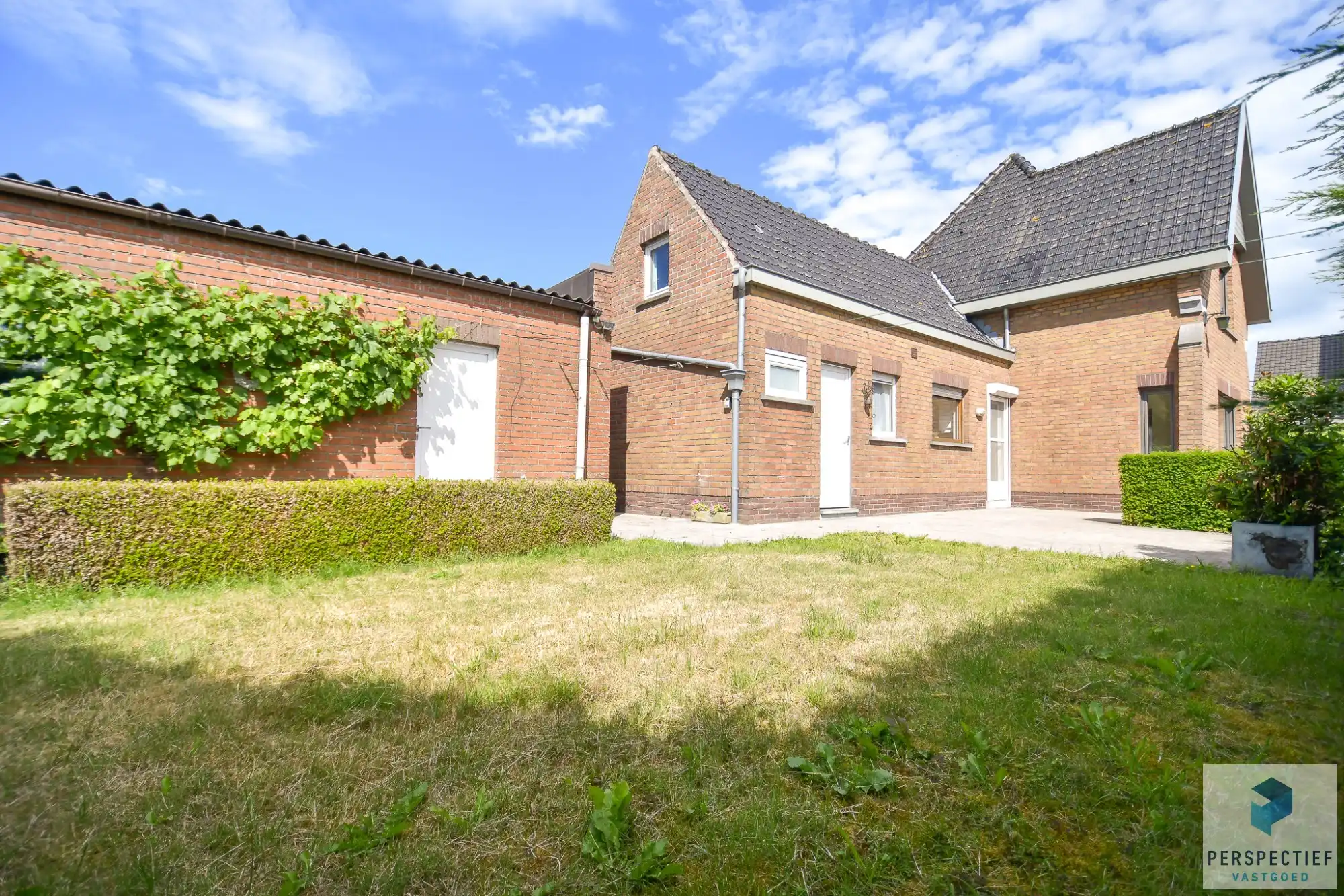 Rustig gelegen vrijstaande woning met garage, ruime tuin en prachtig open zicht foto 2