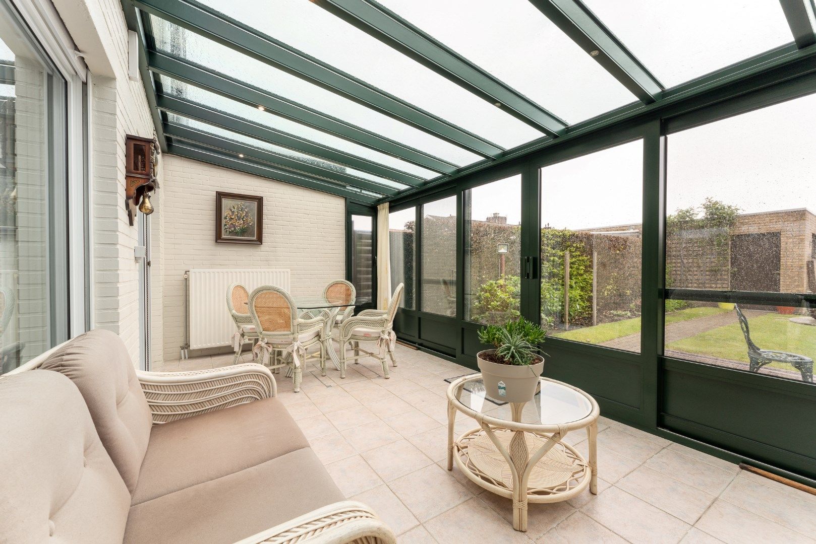 Ruime half open bebouwing met tuin, terras en garage in Izegem met 3 slaapkamers, bouwjaar 1970, EPC-waarde 406.00, energielabel E. Perceeloppervlakte 298.00, b foto 6