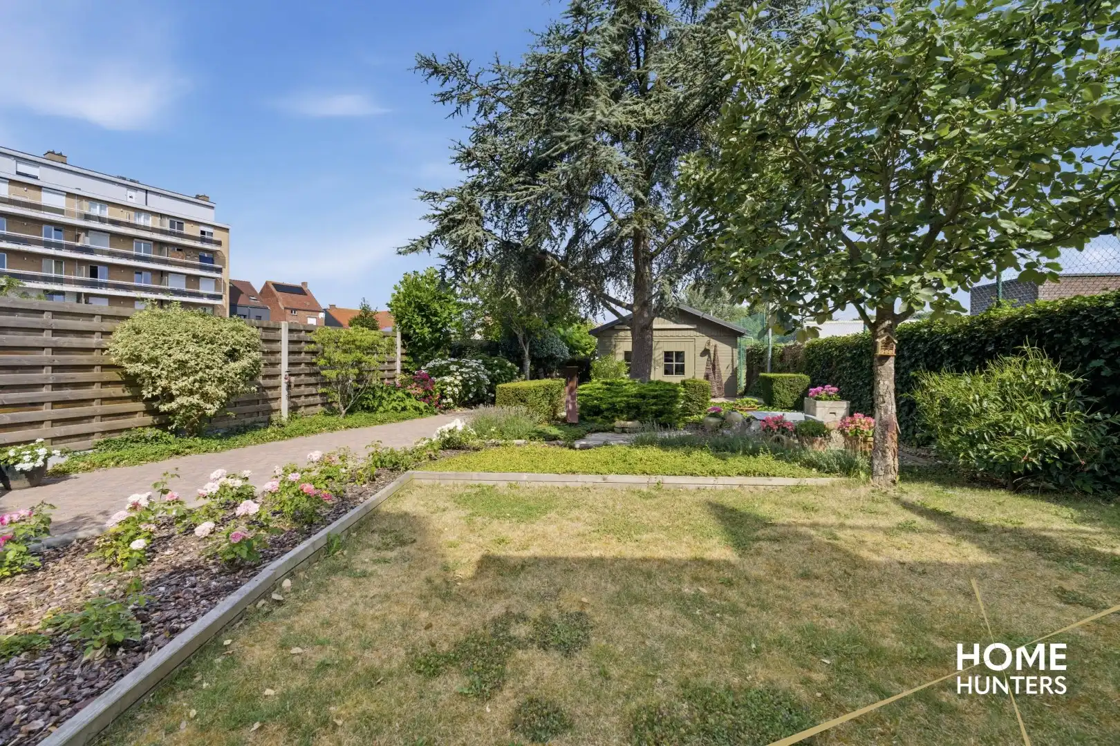 Veelzijdige woning met handelsruimte, 4 slaapkamers, grote garage en zonnige tuin op 497 m² foto 7