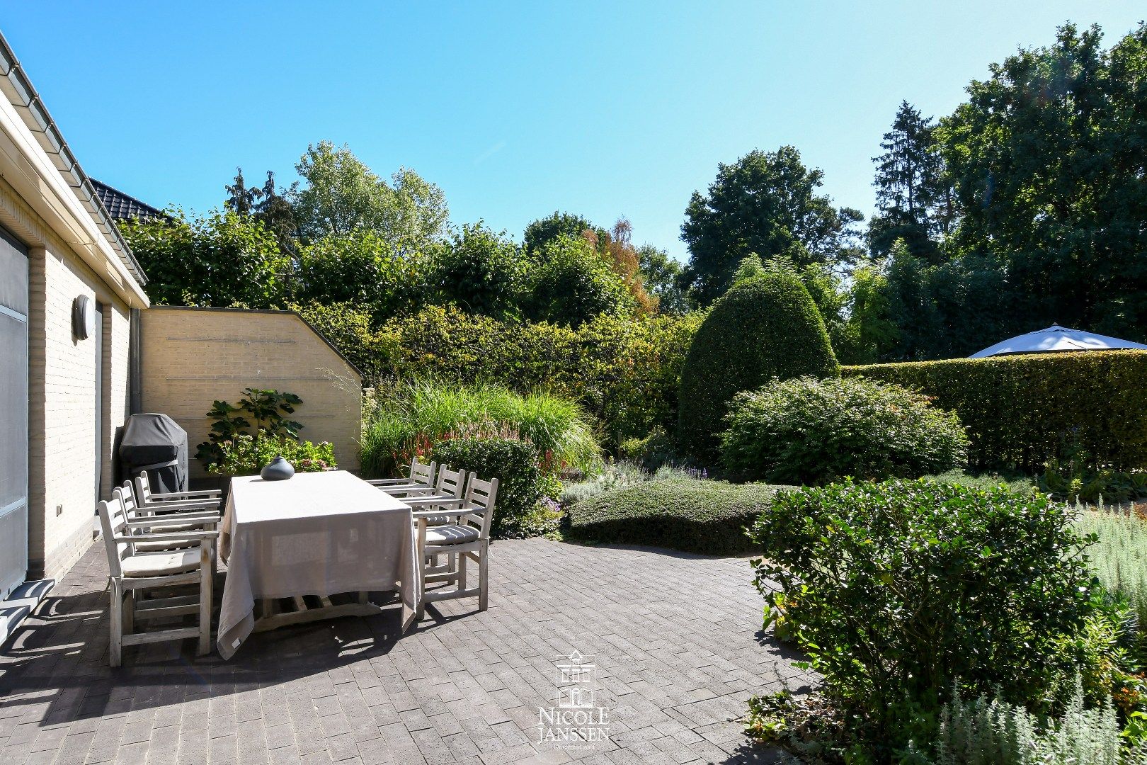 Vrijstaande woning met mooi verzorgde tuin en zwembad  foto 24