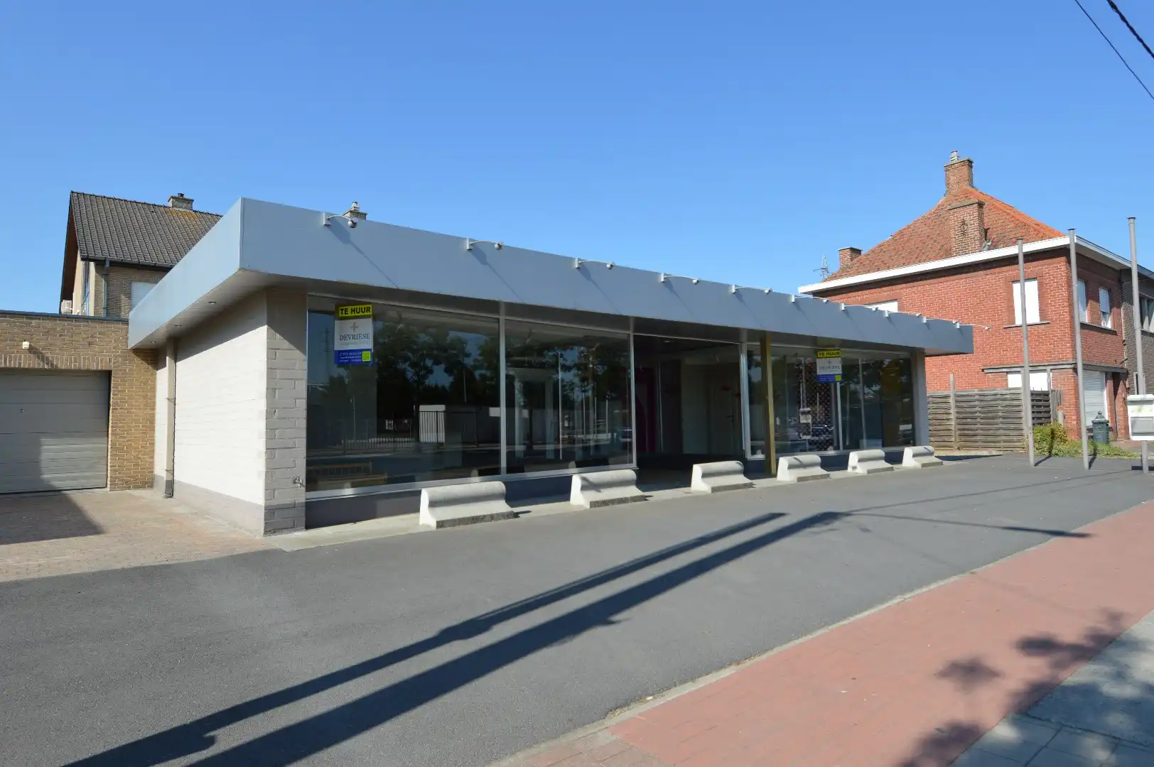 Ruim commercieel pand voor winkel, kantoor,... met parkeergelegenheid voor de deur foto 2