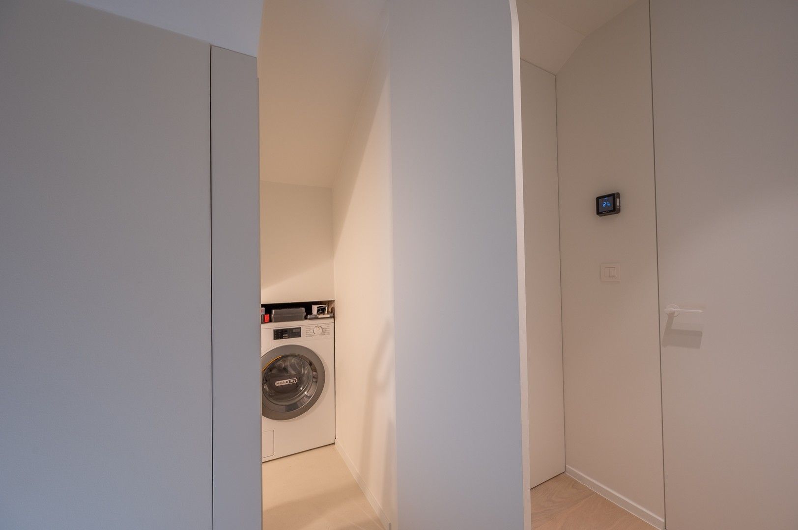 Zonnig gerenoveerd appartement met zuidwest gericht terras en open zicht op wandelafstand van het strand in hartje Zoute. foto 17