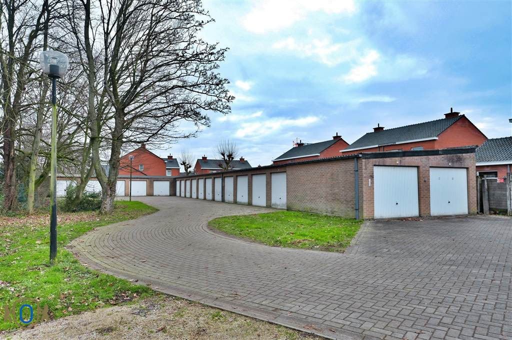 Complex van assistentieflats met garages en bijgebouwen foto 7