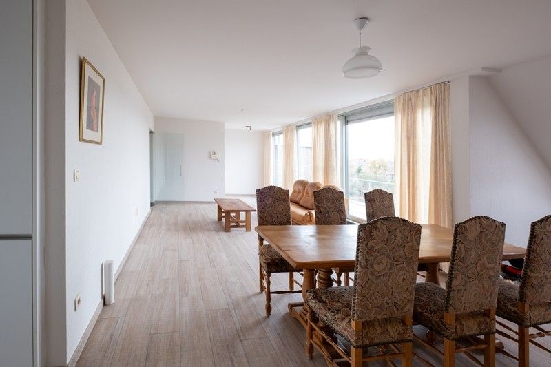 Ruim en luxueus appartement met 2,5 slaapkamers, 3 terrassen en 2 parkings in hartje Diepenbeek! foto 2