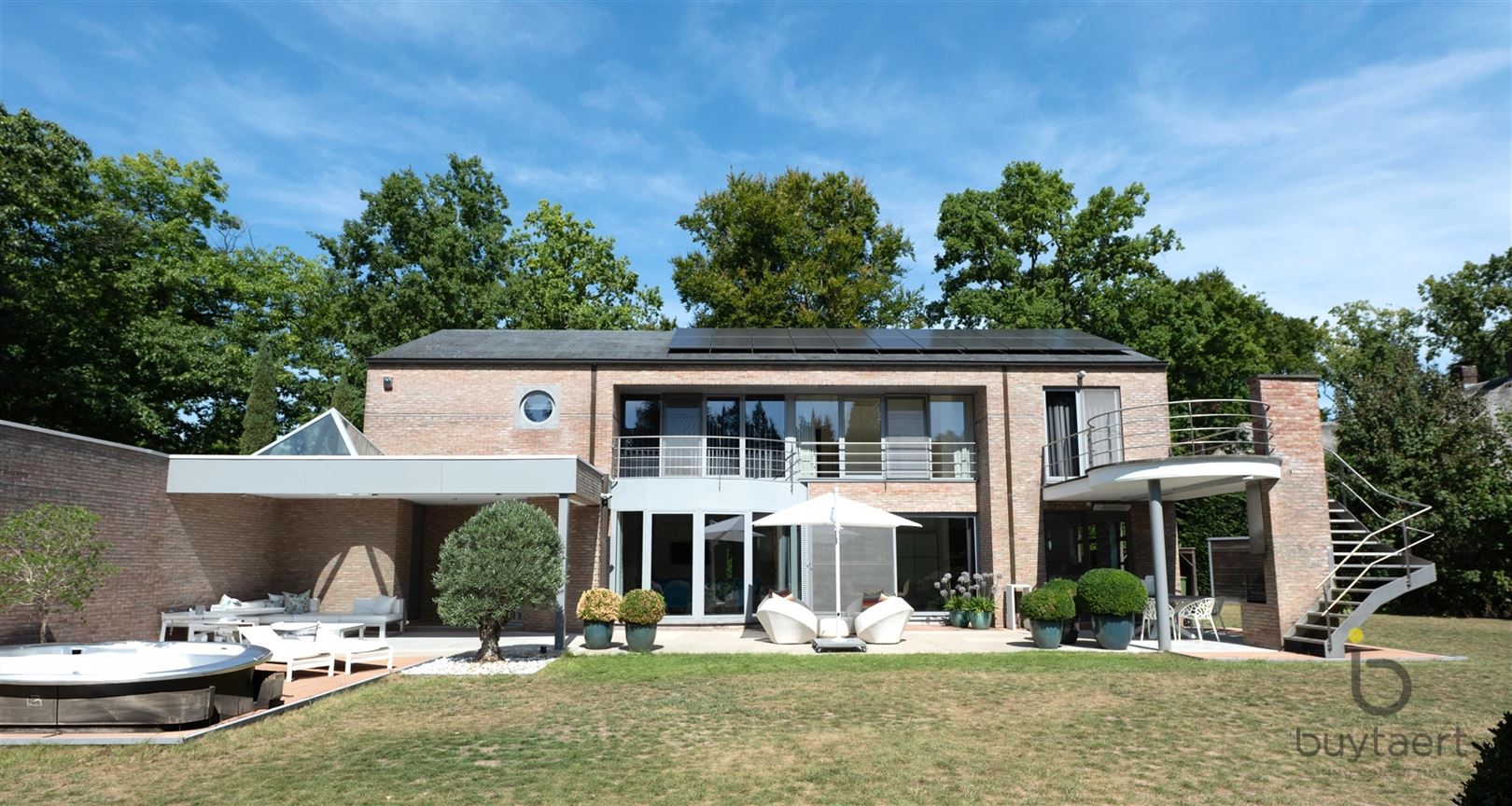 Wonen én werken in luxe familiewoning in begeerde Vriesdonkwijk foto {{pictureIndex}}