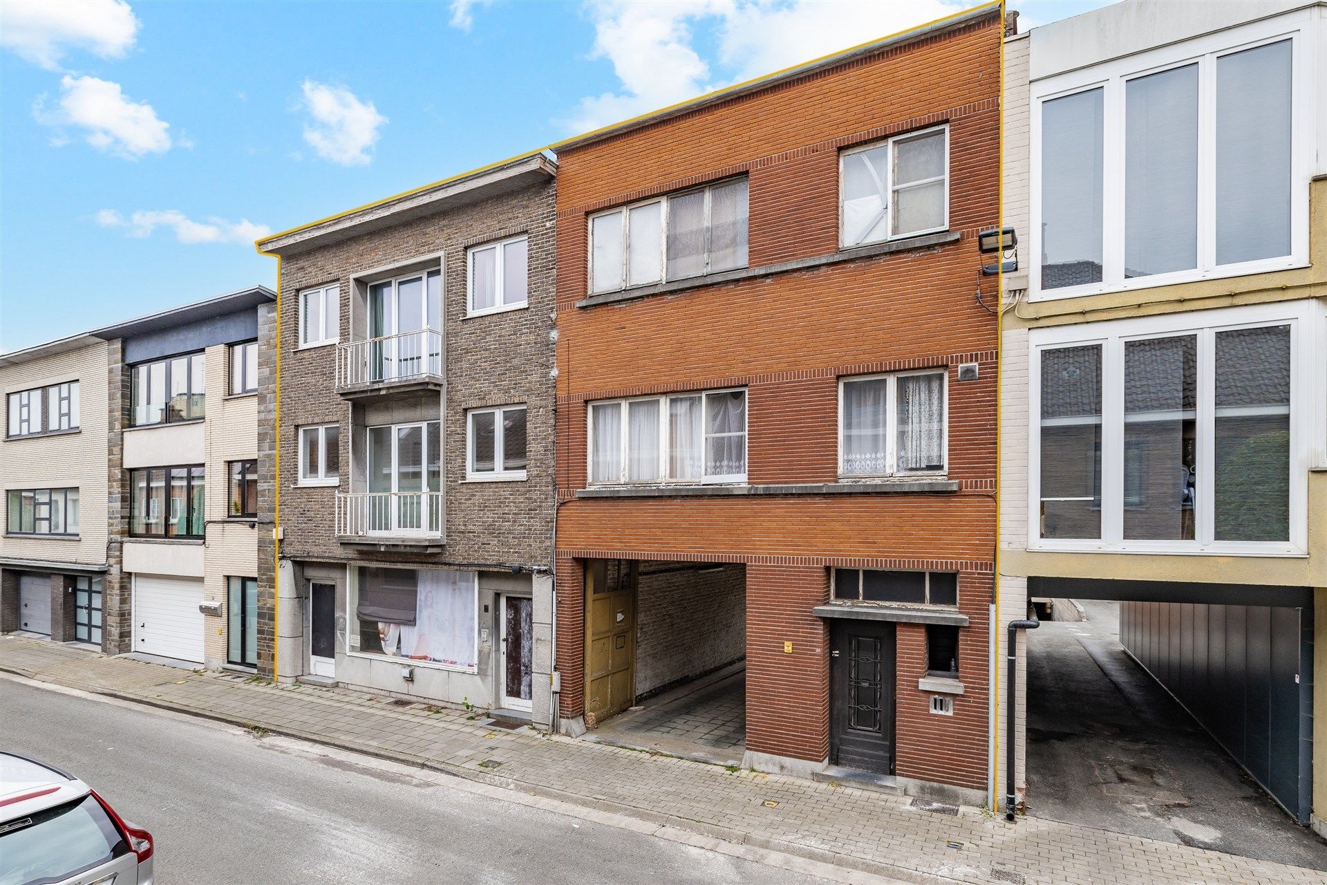 Renovatieproject bestaande uit 3 appartementen + 1 huis + 8 garageboxen foto {{pictureIndex}}