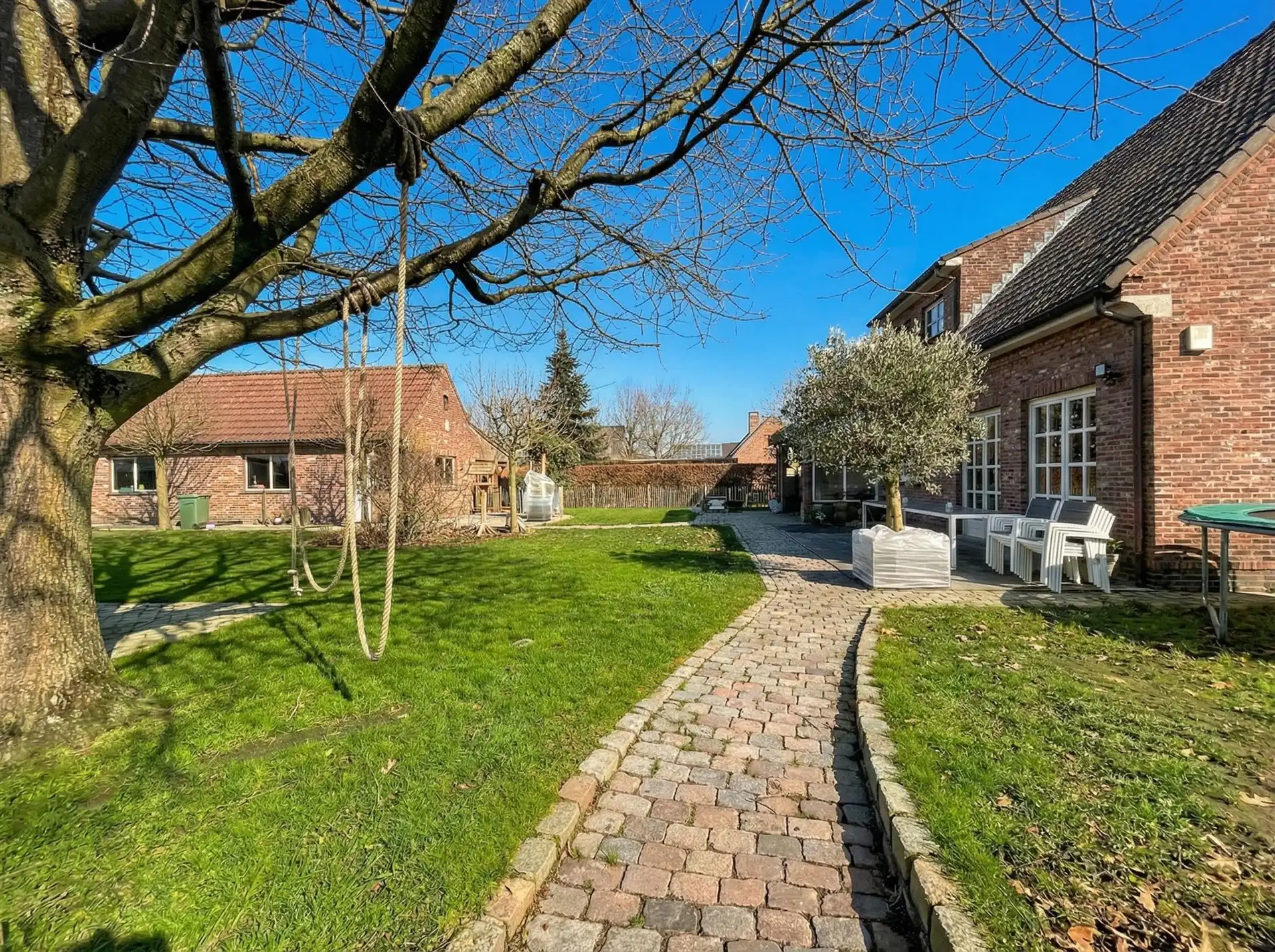 Prachtige villa met 4 slaapkamers, garage en bijgebouw op perceel van 2478m² foto 8