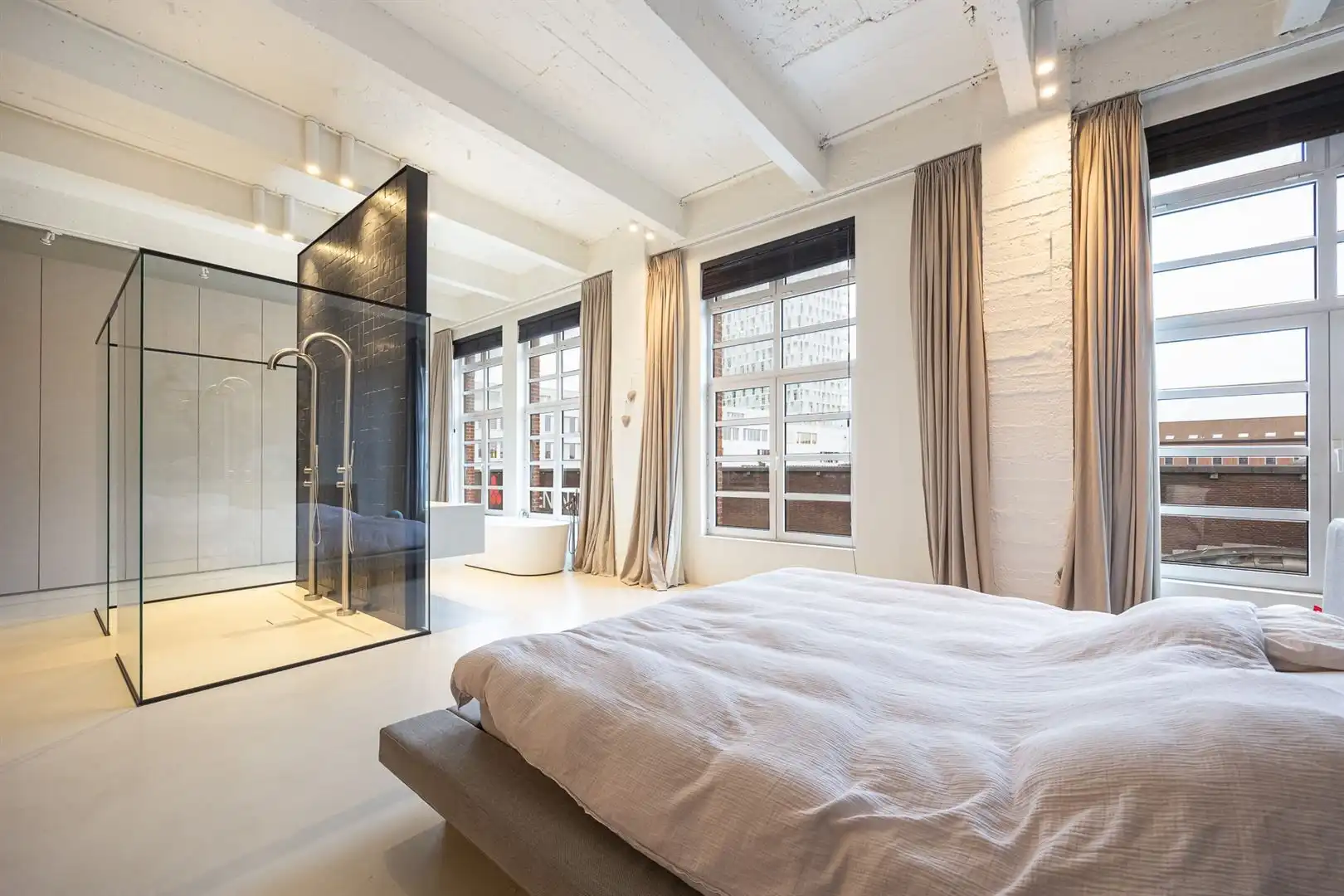 XXL loft met industriële ziel en terras foto 15