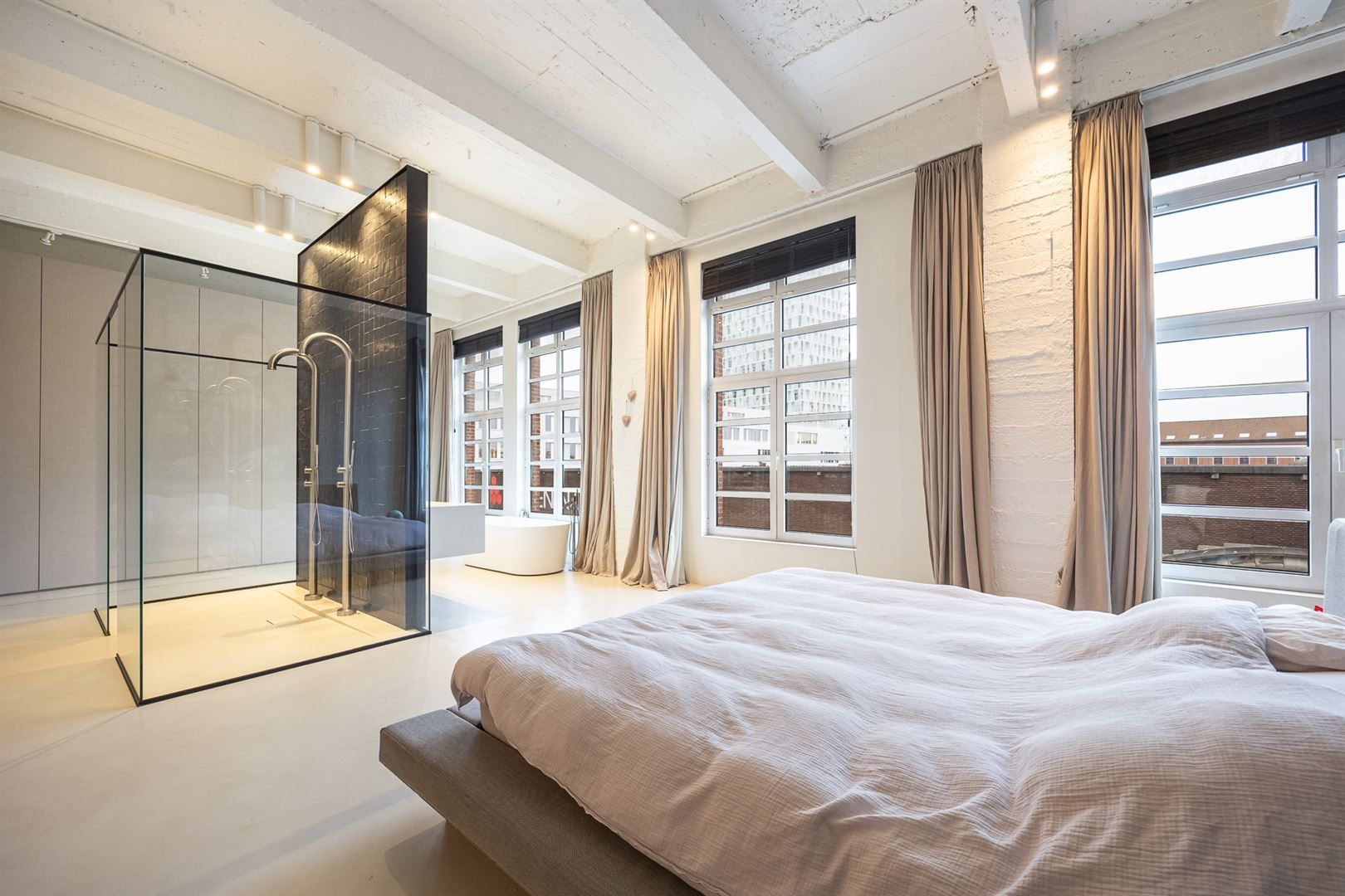 XXL loft met industriële ziel en terras foto 15