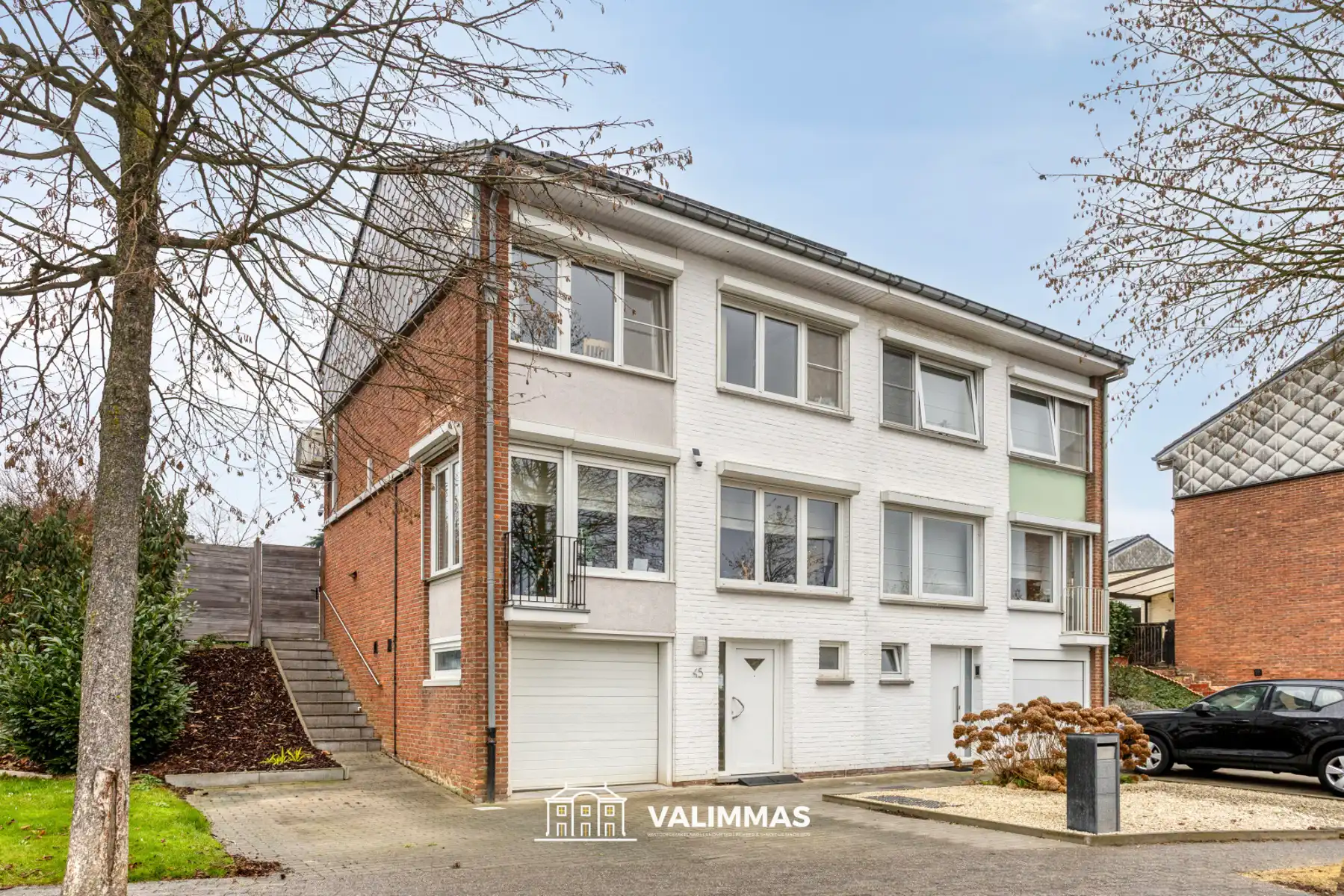 Energiezuinige driegevelwoning met garage en mooie tuin... foto {{pictureIndex}}