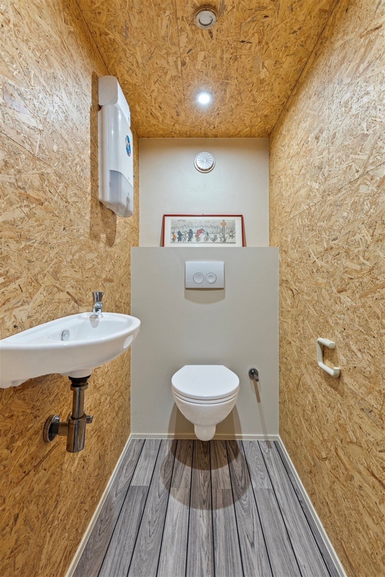 Gerenoveerde rijwoning met 3 slaapkamers en doorgang achteraan. foto 14