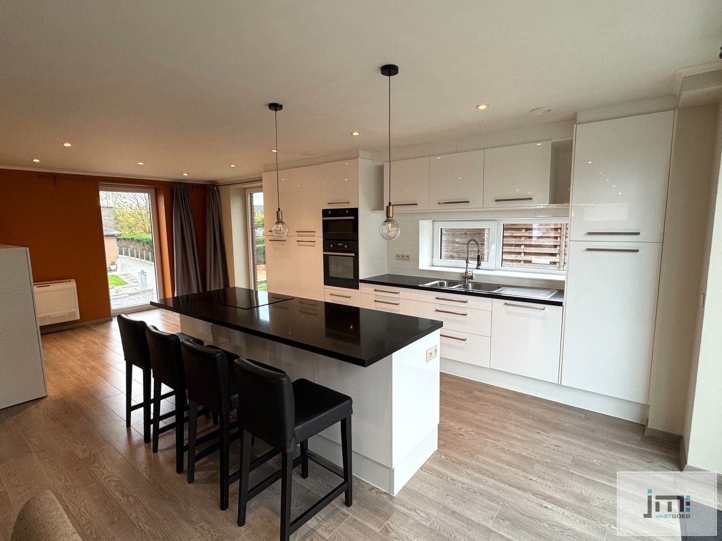 Ruime moderne woning met grote kelder foto 4