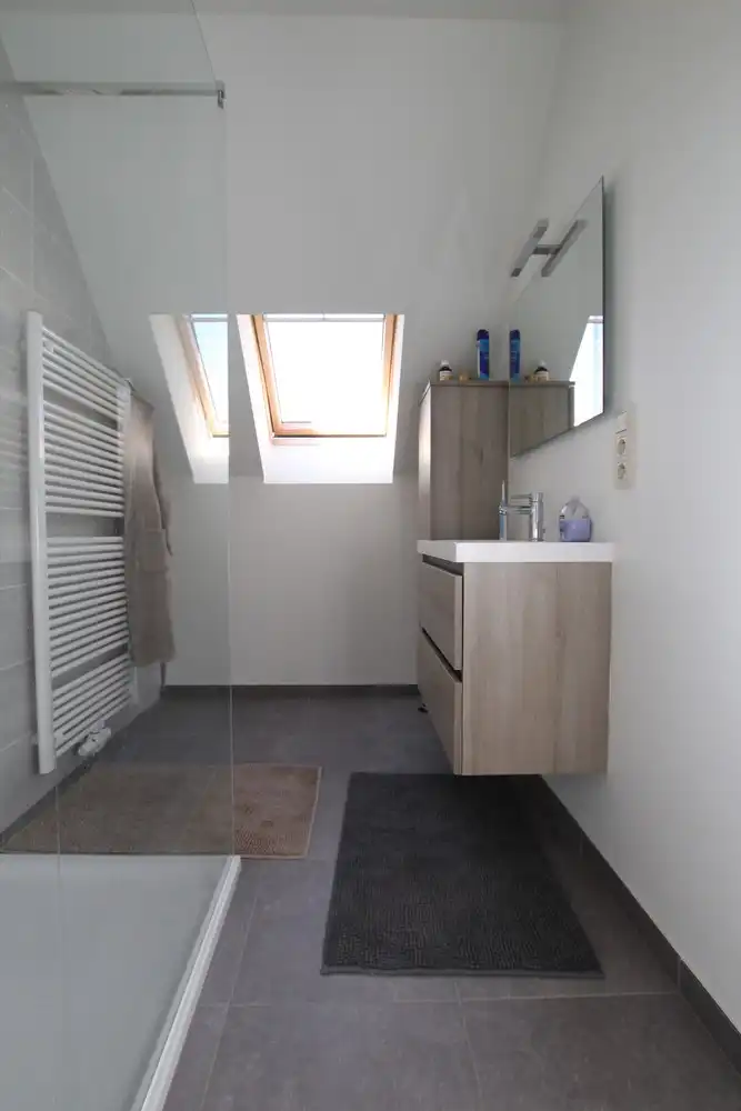 Recent appartement met lift en ruim terras op de tweede verdieping op centrale locatie in Wijnegem! foto 5