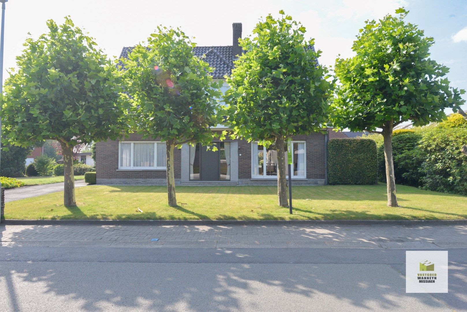 Statige villa met 3 slaapkamers en praktijkruimte met opslagplaats/atelier van 114 m2  foto 2