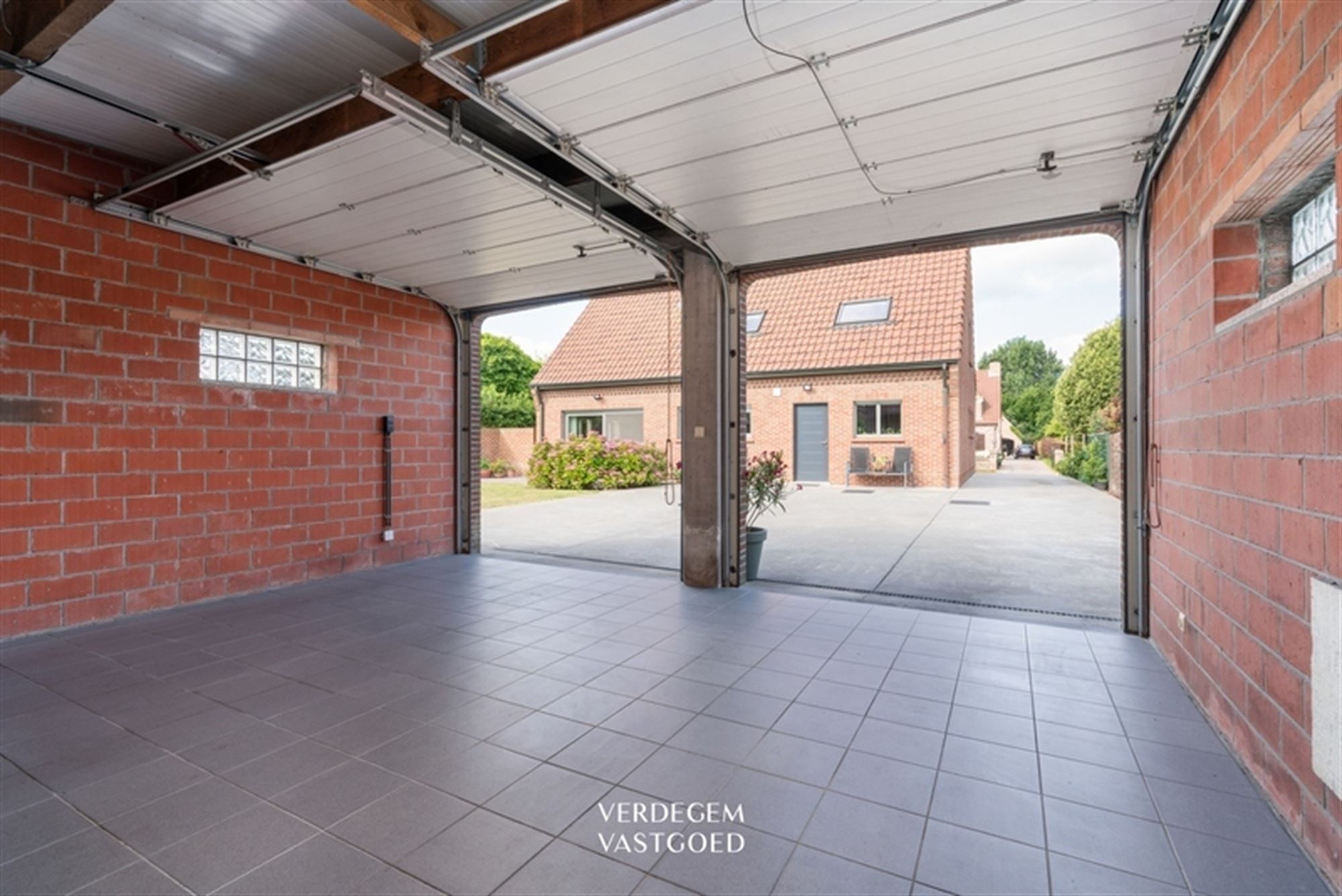 Prachtige villawoning in landelijke stijl met 3 slaapkamers, 3 garages en geniettuin foto 29