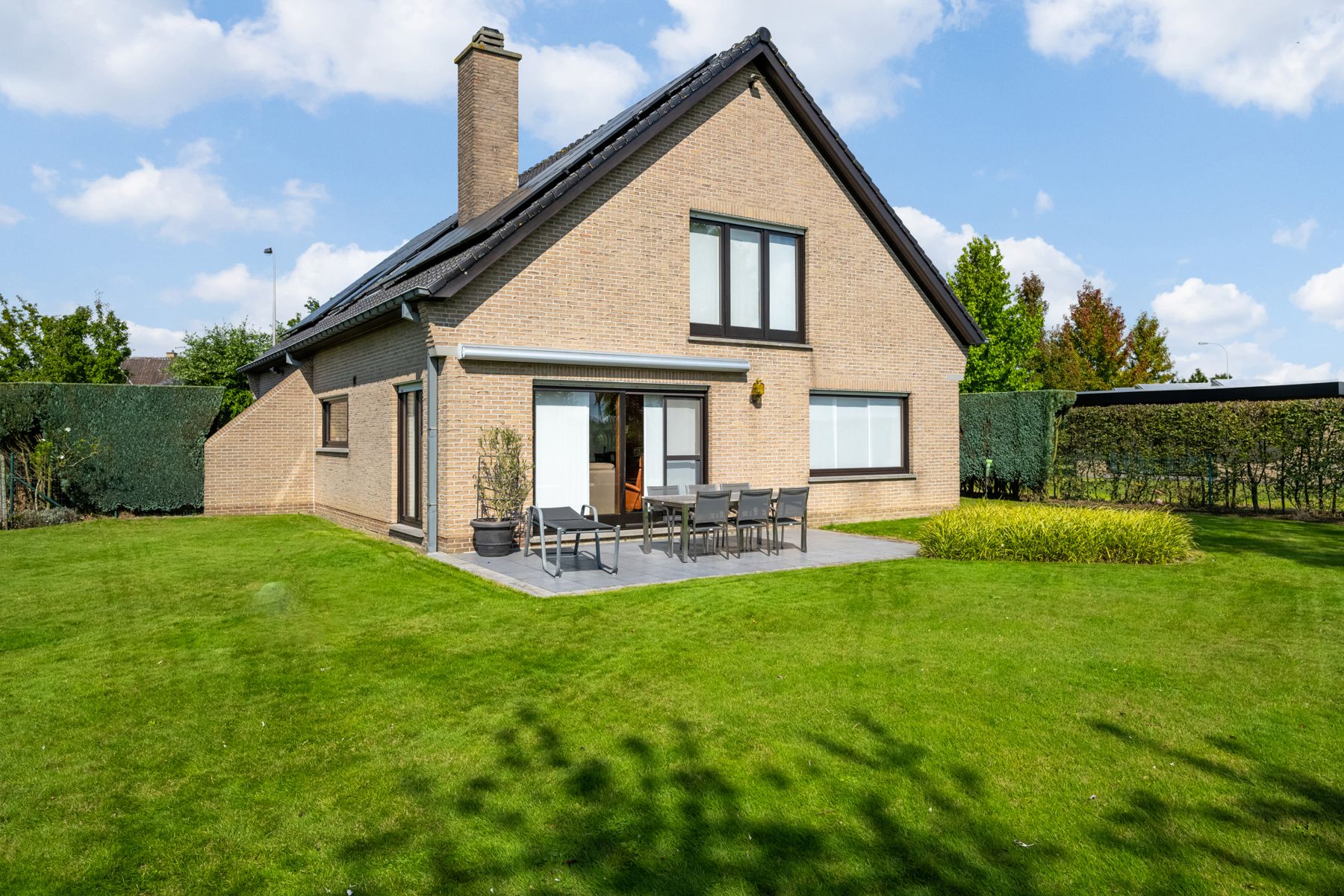 Te huur: Ruime woning met 4 slaapkamers  foto {{pictureIndex}}