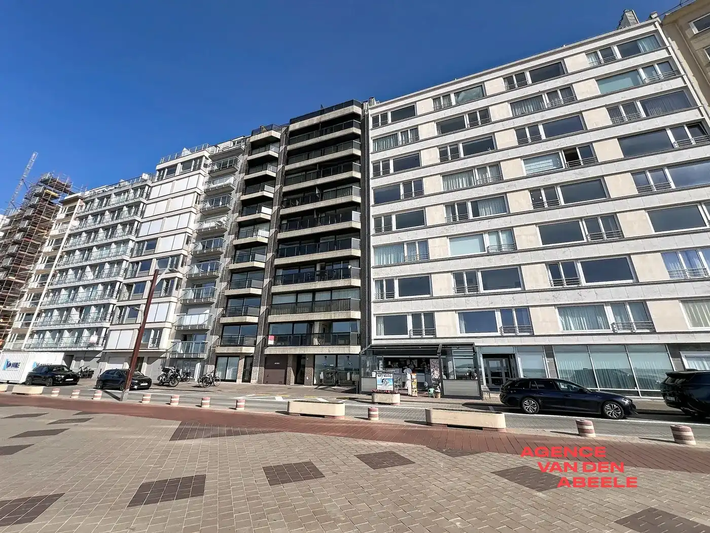 Op een topligging aan de Zeedijk in Duinbergen bevindt zich dit appartement met ongehinderd frontaal zeezicht.  foto 2
