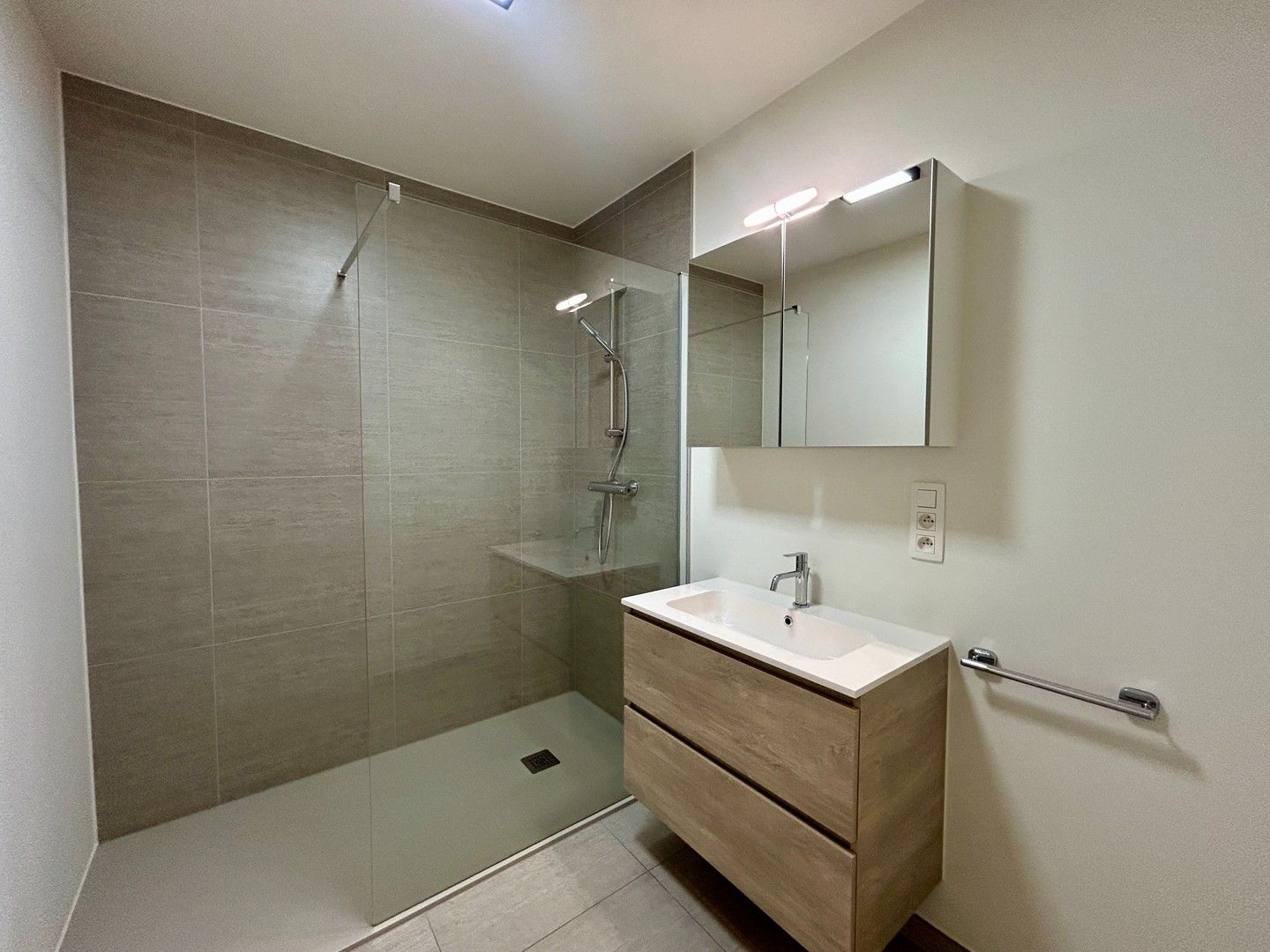 Instapklaar twee-slaapkamerappartement met zicht op stadspark te centrum Roeselare! foto 13