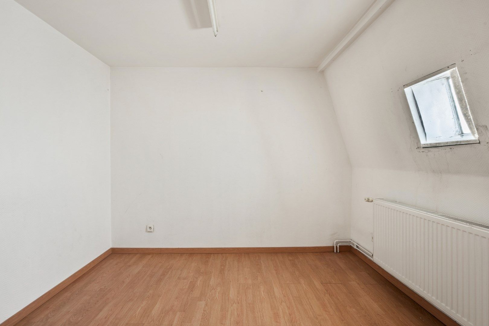 Te renoveren hoekwoning op strategische ligging foto 11