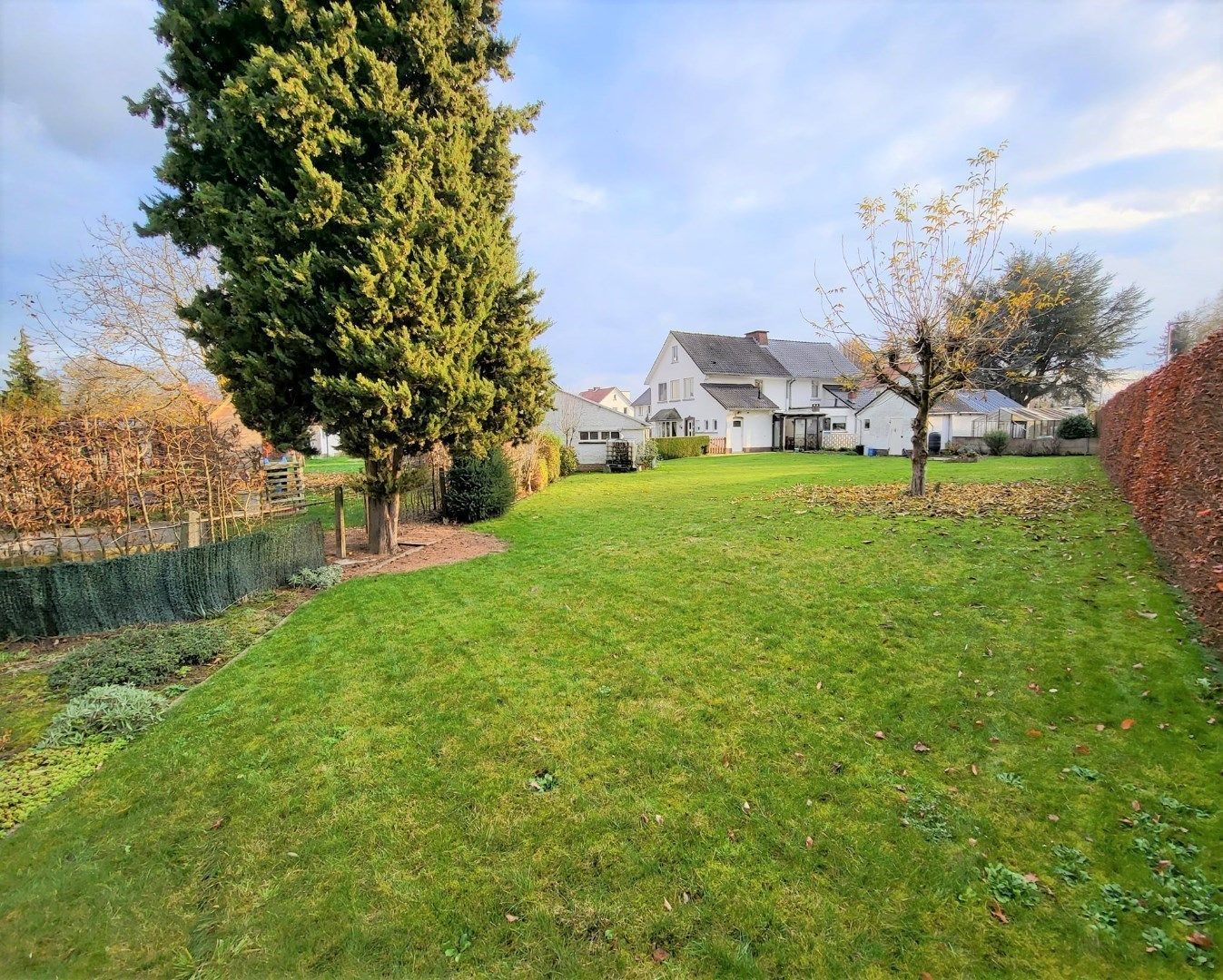 Halfopen bebouwing met garage en schitterende tuin. foto 21