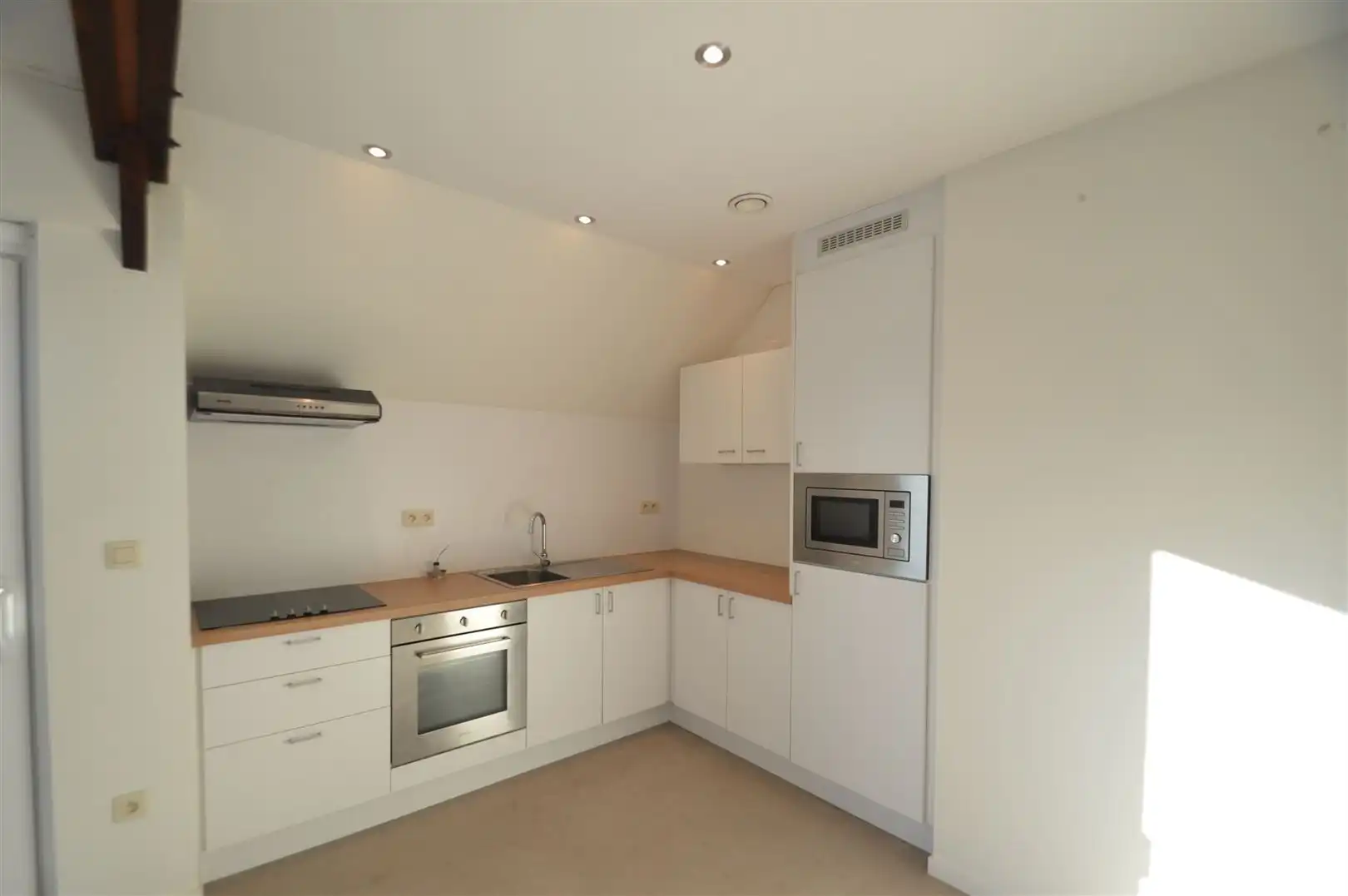 Dakappartement met zicht op het dorpsplein foto 5