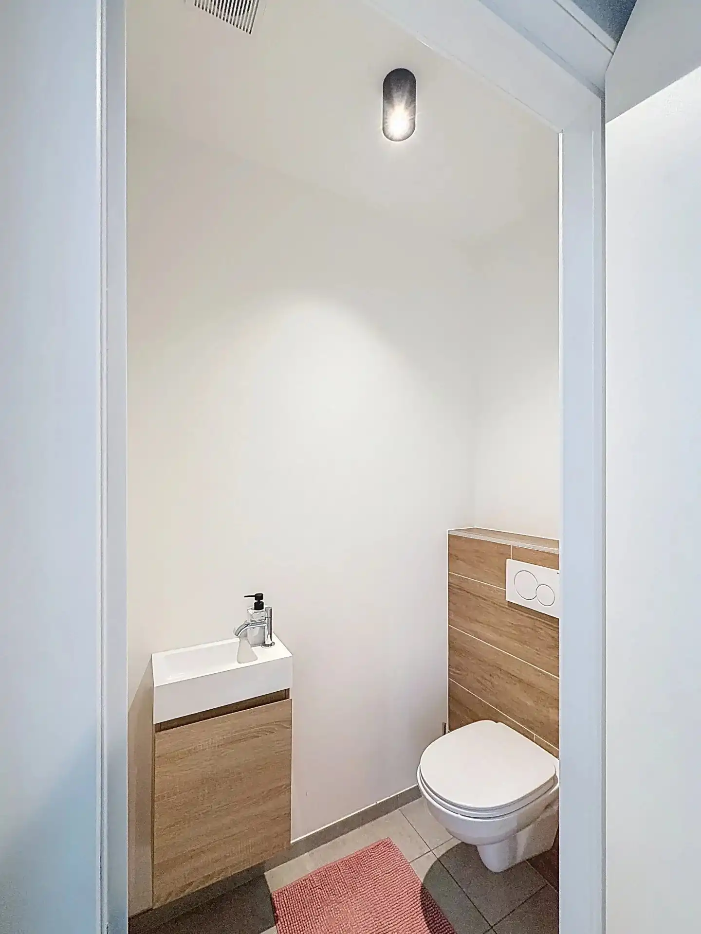 Prachtige nieuwbouw-woning te huur met 3 slaapkamers, terras en tuin en zonnepanelen. foto 8