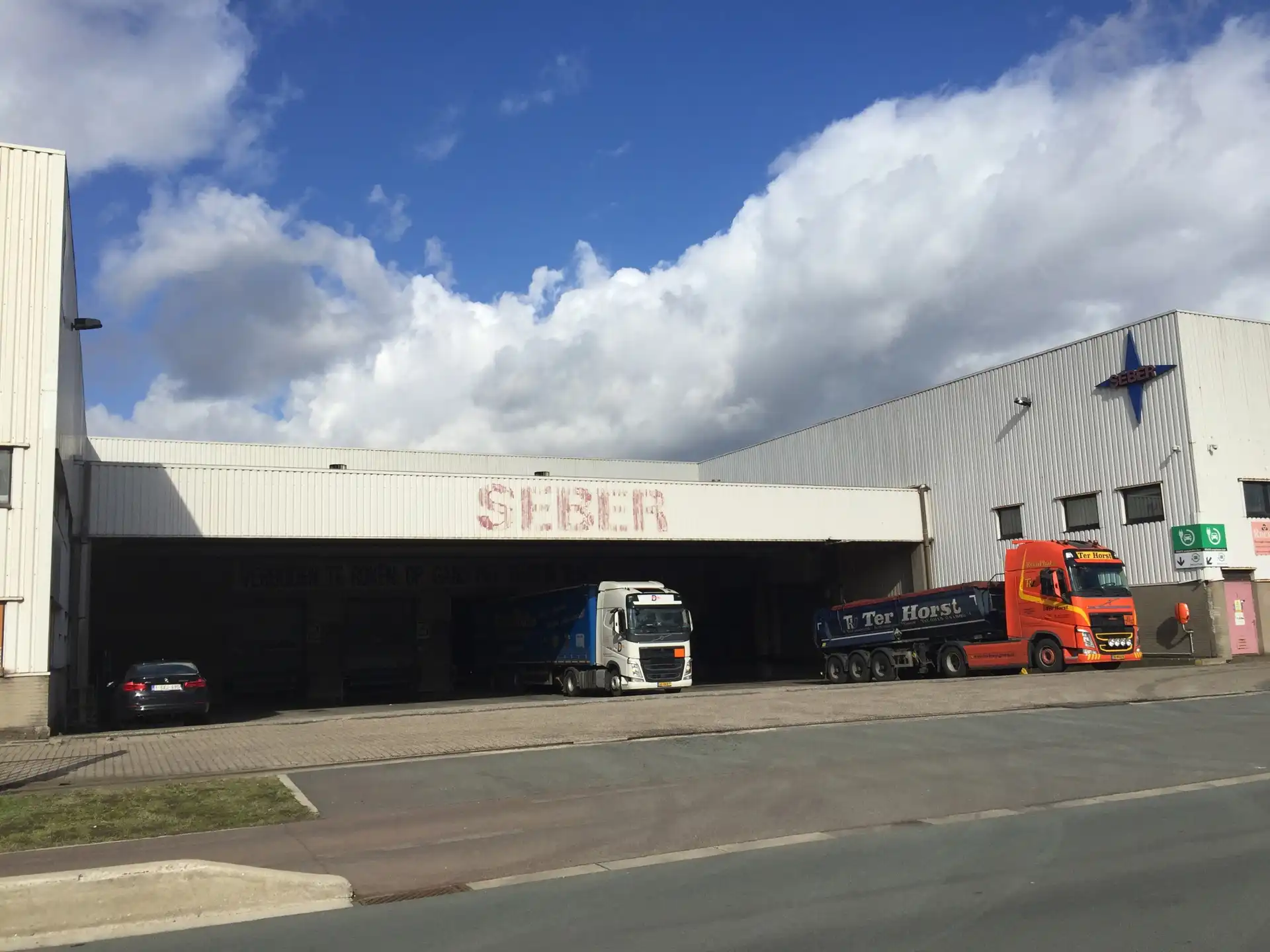 Magazijn met kantoor te huur foto 10