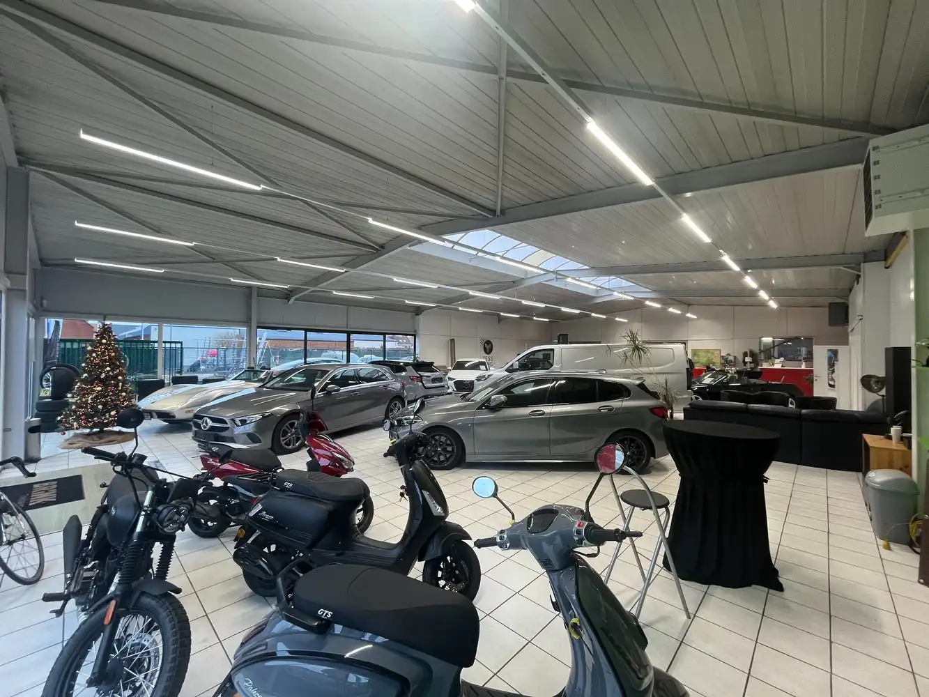 Showroom + werkplaats foto 5