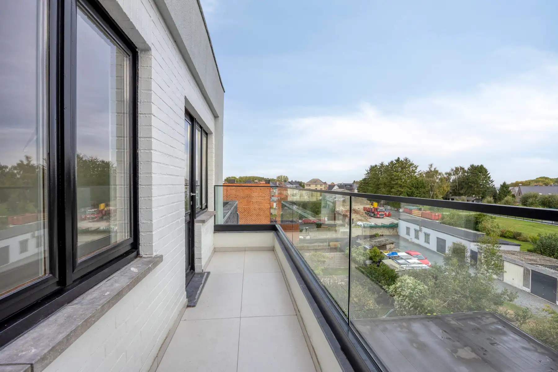 Luxueus gerenoveerd appartement met twee kamers en garage foto 19