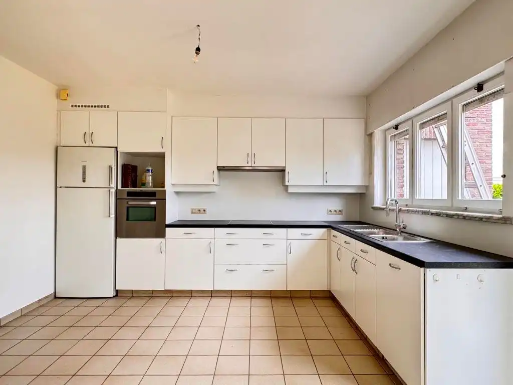 Deze rustig gelegen, alleenstaande woning onderging een grondige renovatie en werd uitgerust met zonnepanelen, vernieuwde beglazing, nieuwe radiatoren, een vernieuwde badkamer en aangelegde oprit. foto 6