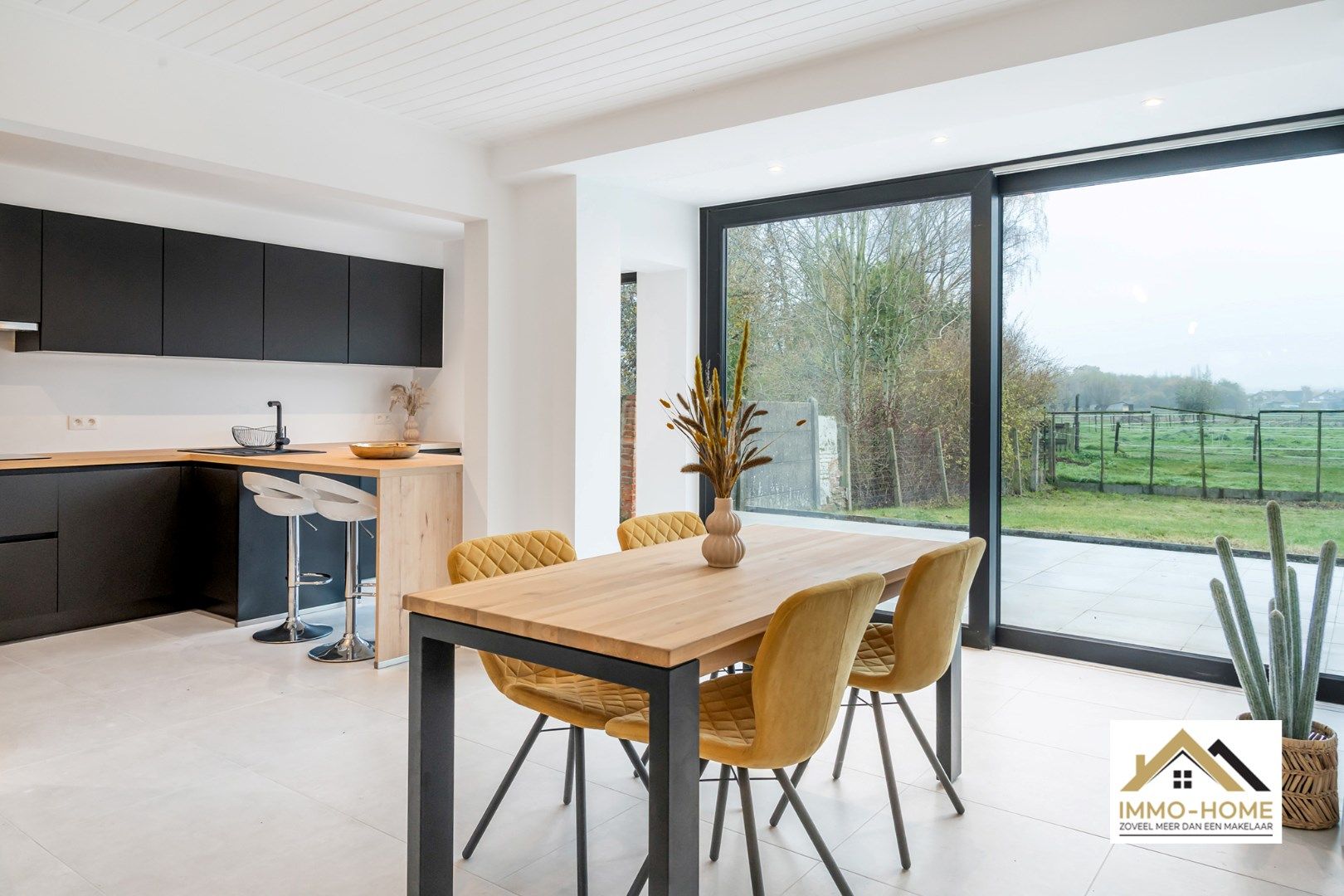 Zeer ruime woning met prachtig open zicht op agrarisch gebied foto 5