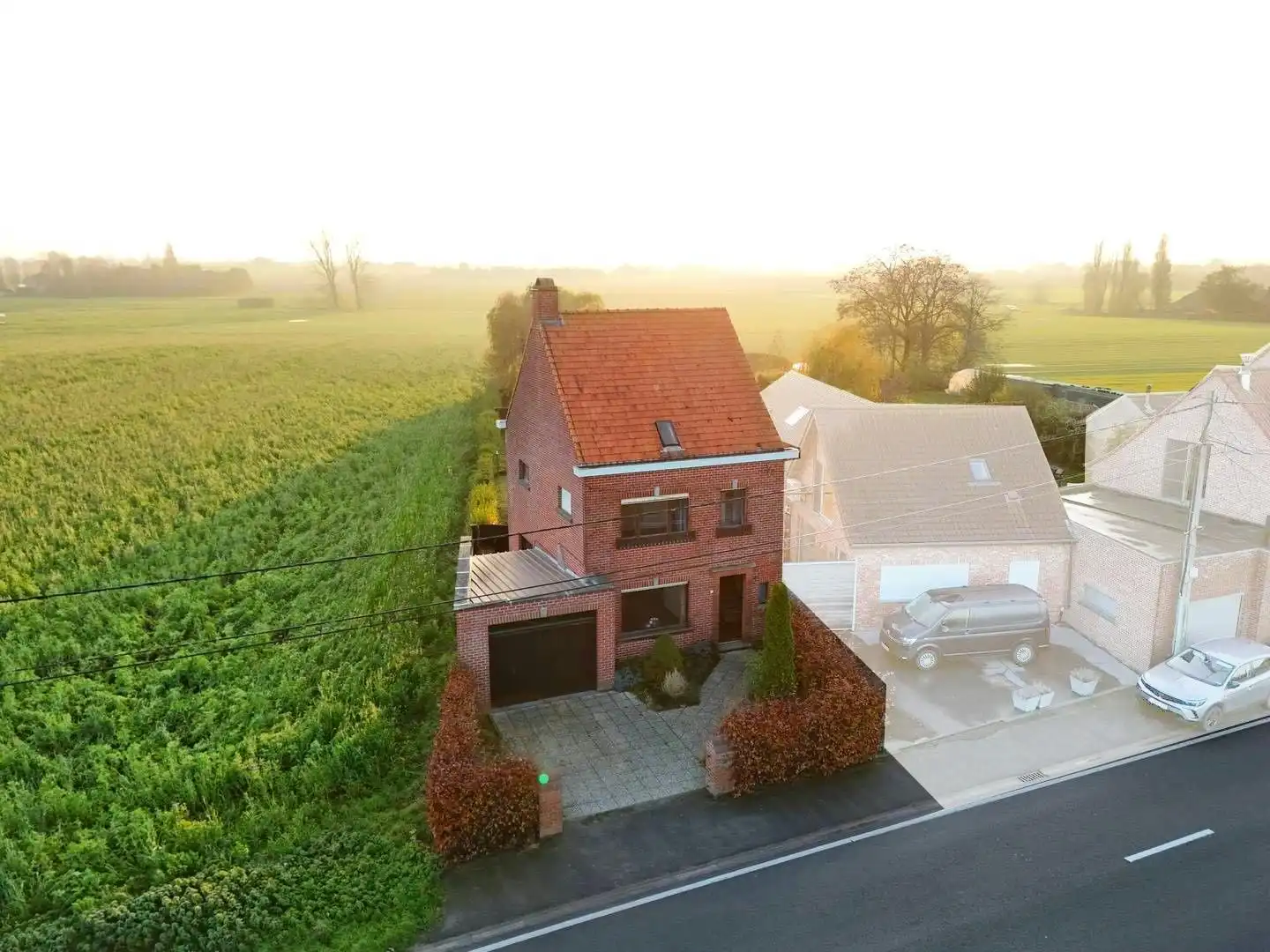 Hoofdfoto van de publicatie: Halfopen bebouwing met 4 slaapkamers en garage in Langemark