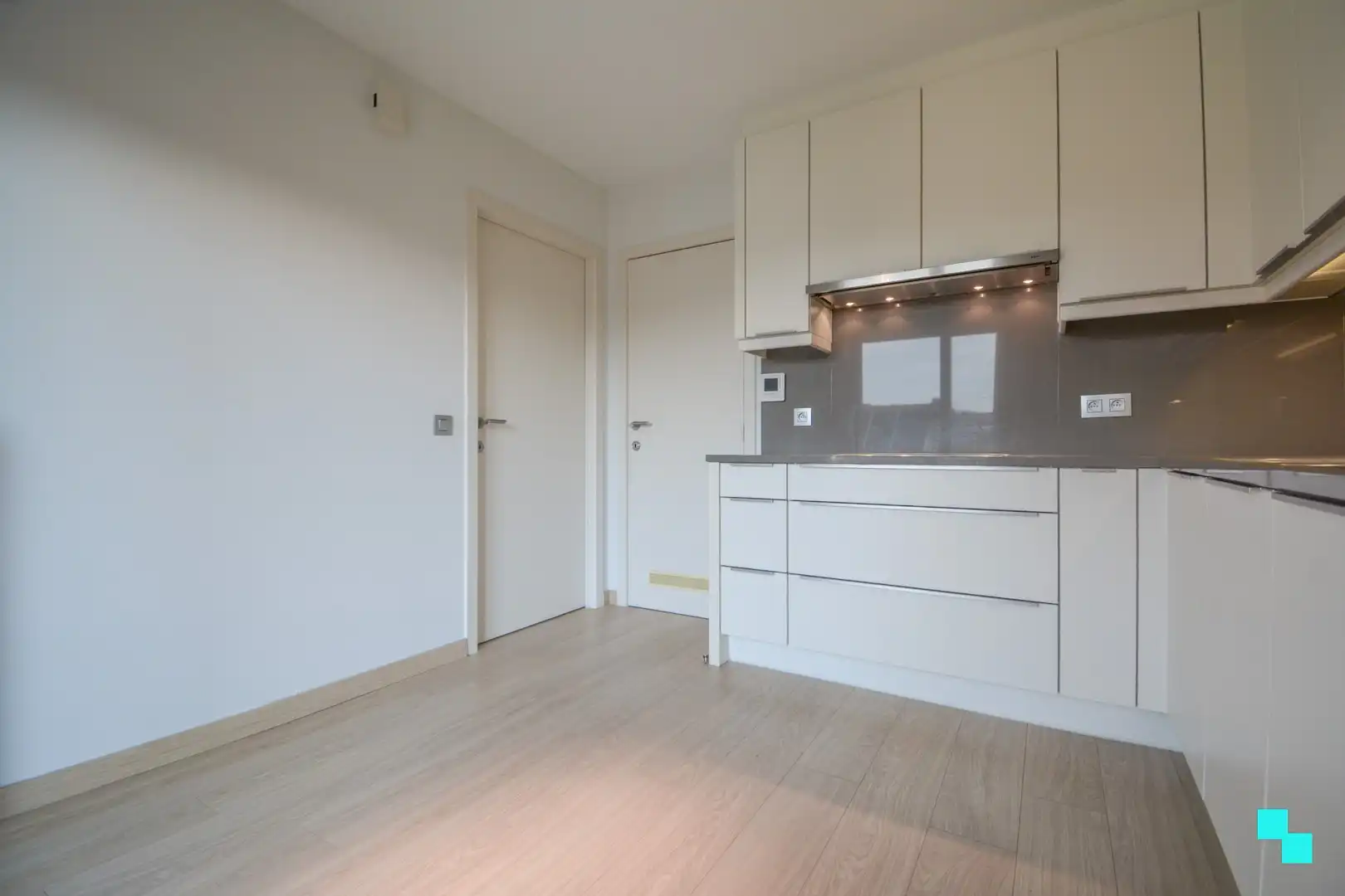 Gerenoveerd 3-slaapkamer appartement te Roeselare foto 11