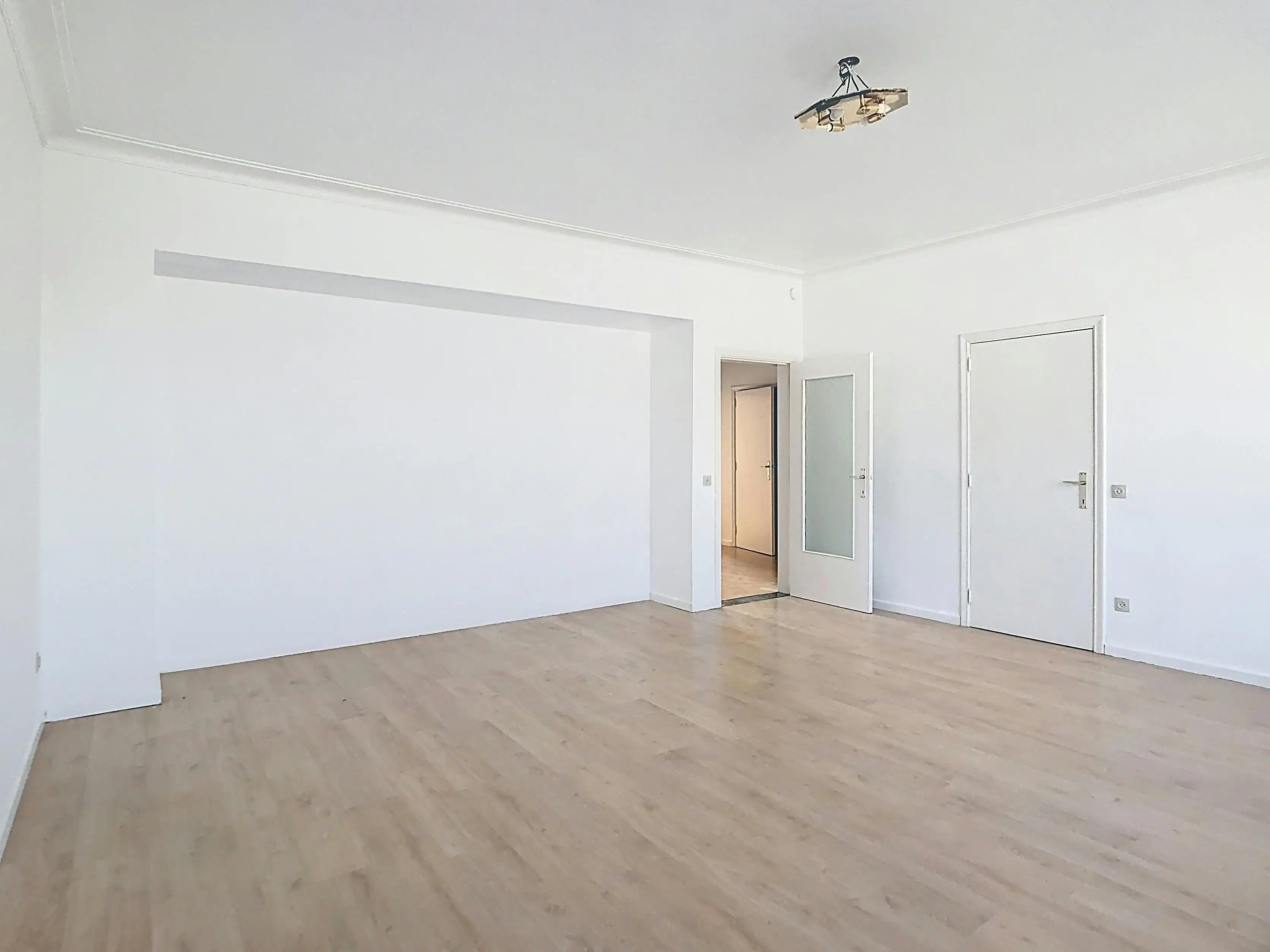 Lichtrijk en centraal gelegen ruim appartement met garage foto 4