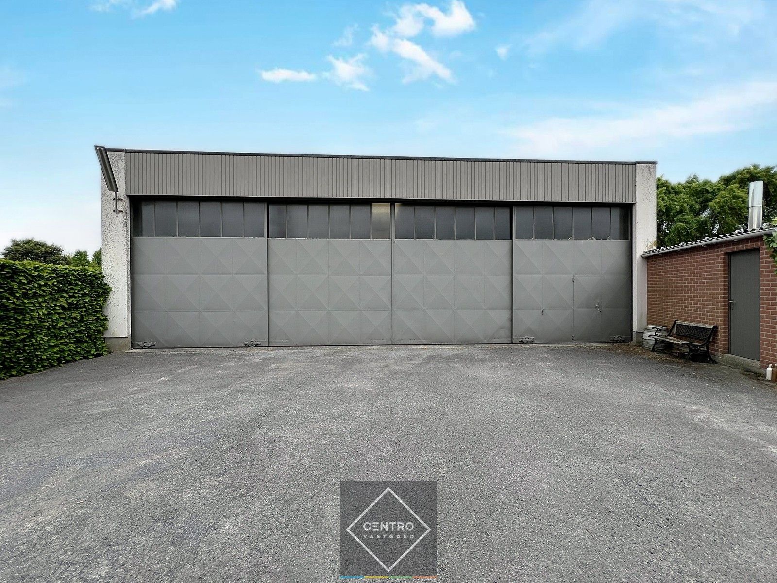 Goed gelegen MAGAZIJN (± 300m2) met parking TE HUUR nabij centrum Roeselare. foto {{pictureIndex}}