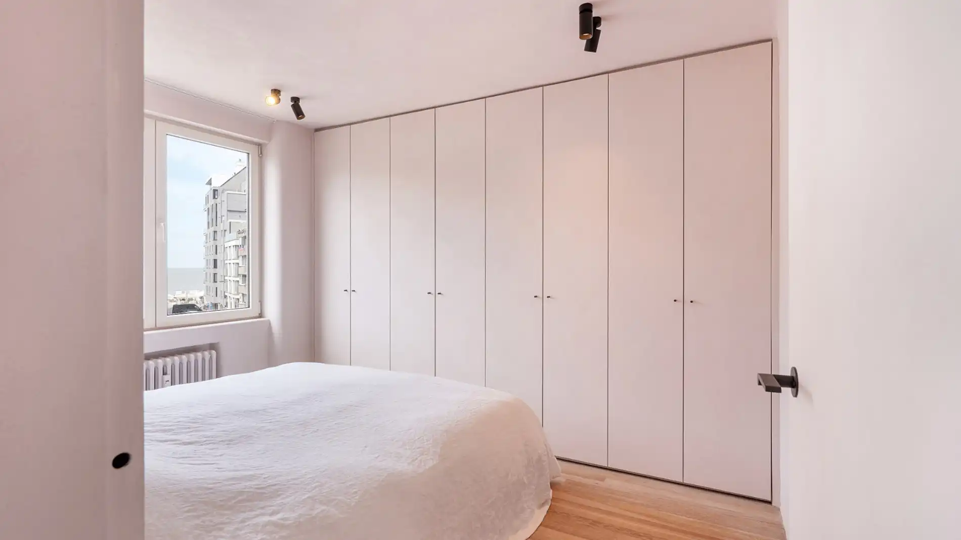 Luxueus gerenoveerd appartement met ZEEzicht, gelegen op het Driehoeksplein. foto 17