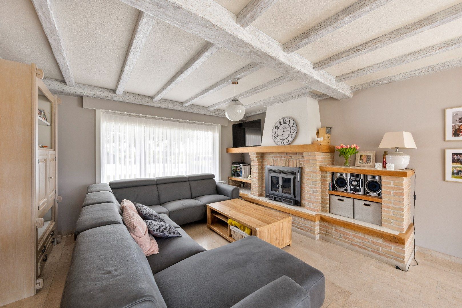 Ruime woning met 3 slaapkamers, ruime tuin en garage. foto 2