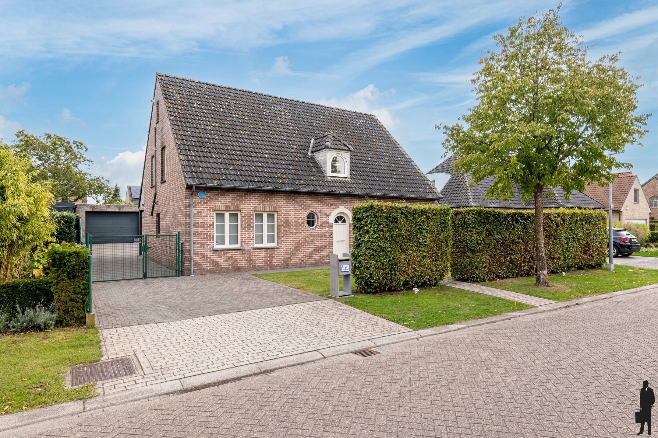 Gezinswoning met 3-4 slpks, 2 bdks op perceel van ca. 721m² foto {{pictureIndex}}
