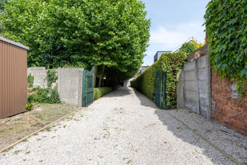 Karaktervolle woning met grote tuin en achteruitweg foto 9