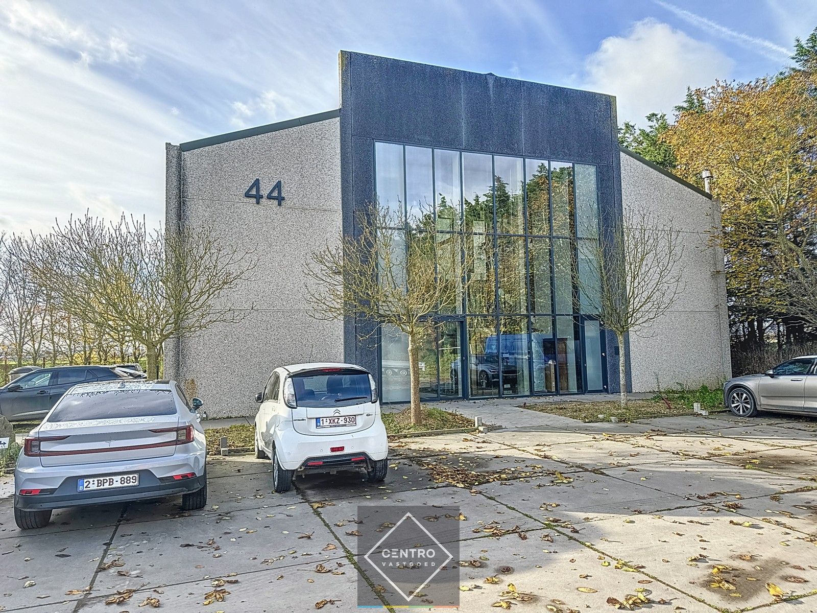 Instapklare, lichtrijke KANTOORRUIMTE (150m²) op het 2e verdiep, voorzien van PANORAMISCHE LIFT en private parkeerplaatsen voor de deur! Gelegen in Knokke-Heist foto 2