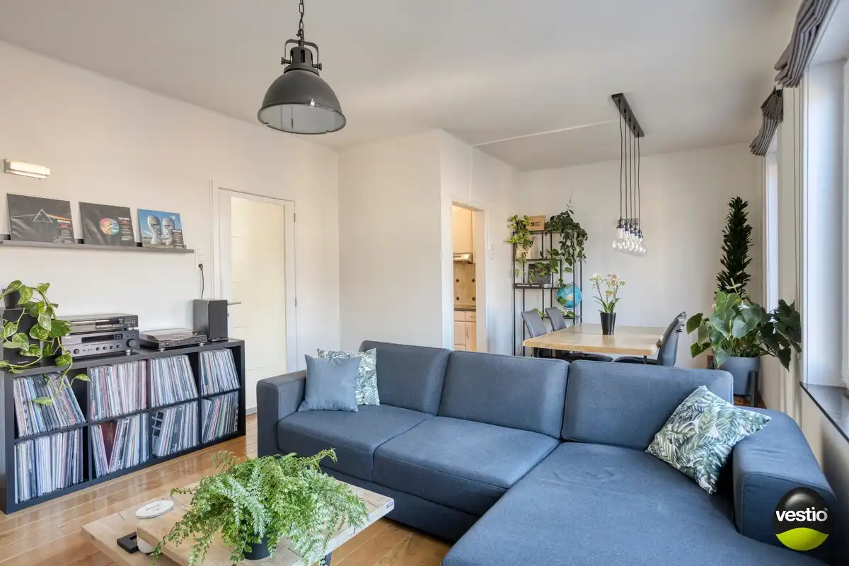 Centraal gelegen gerenoveerd 2-slaapkamerappartement met afsluitbare garagebox. foto 2