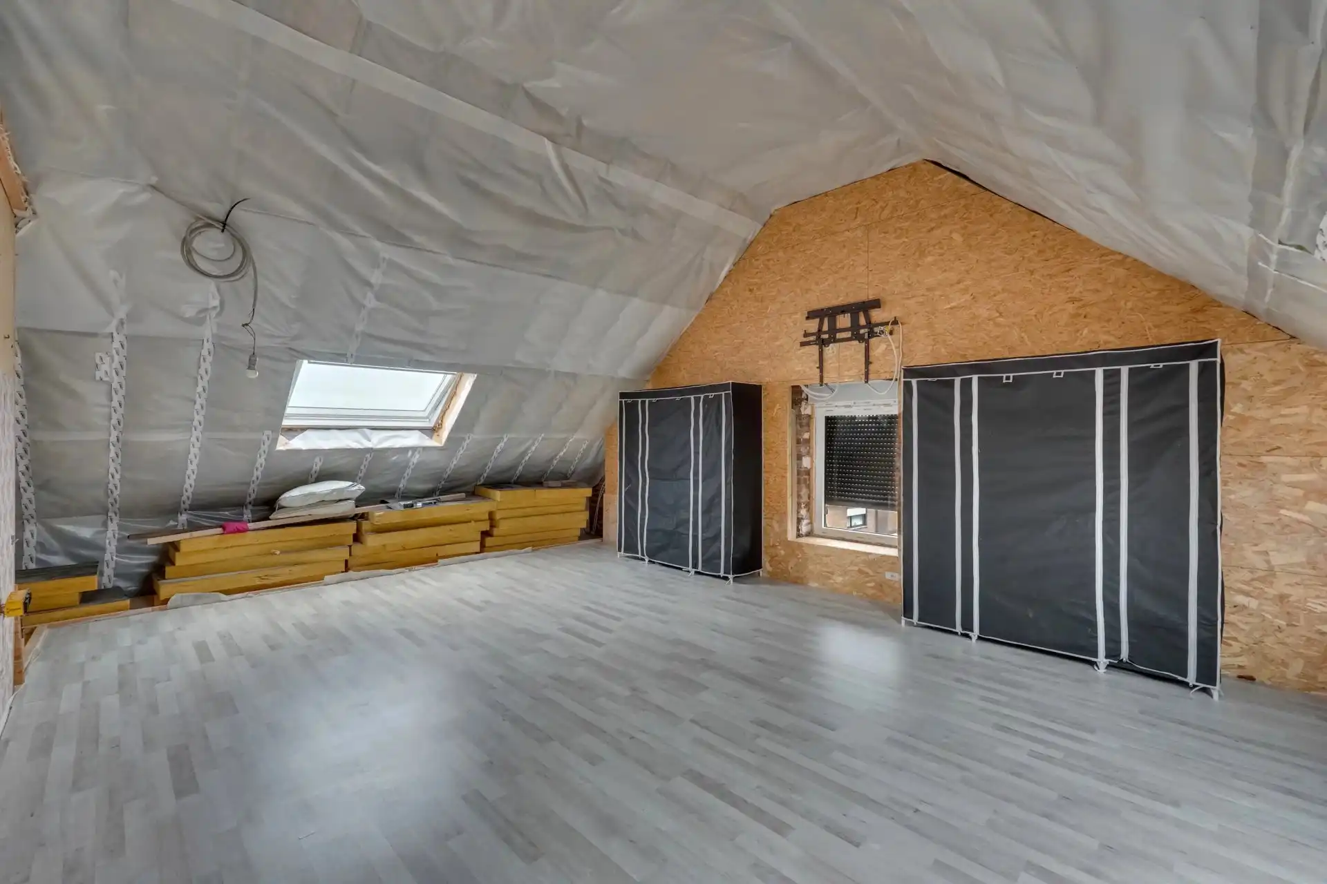 Woning met 2 slaapkamers, 2 badkamers, ruime zolder en tuin foto 13
