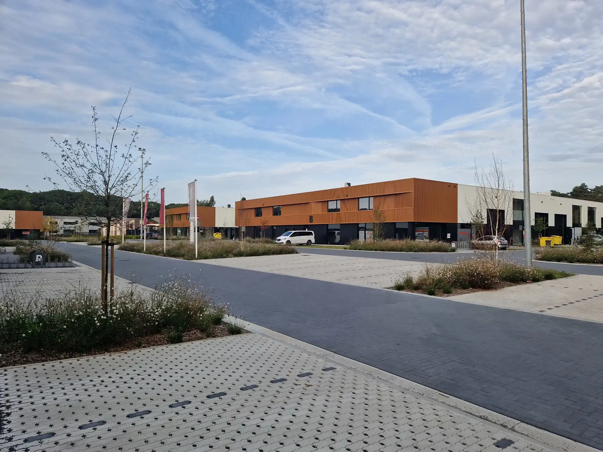 Nieuwbouw KMO-unit met twee autostaanplaatsen te Merksplas. foto {{pictureIndex}}